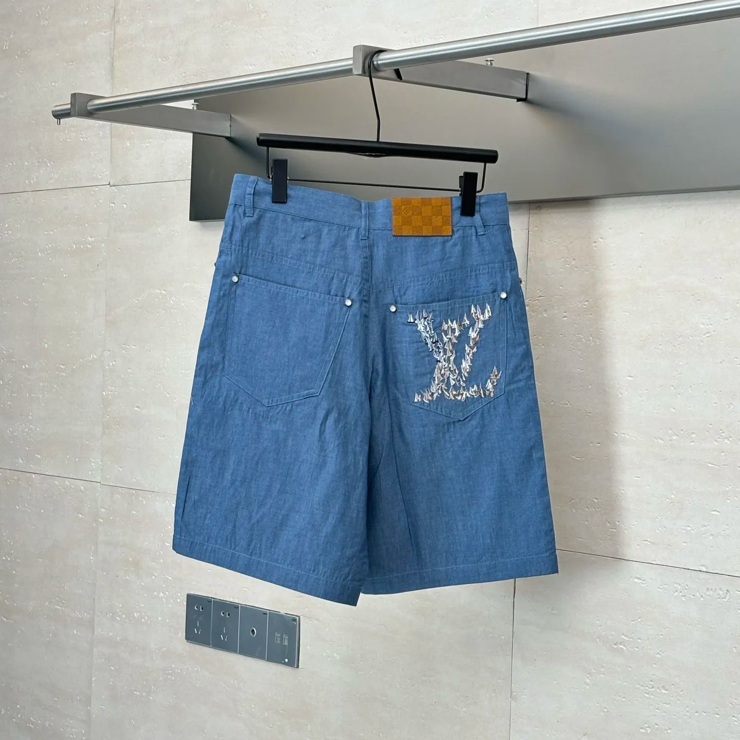 Louis Vuitton Embroidered chambray shorts（1AHVBO）