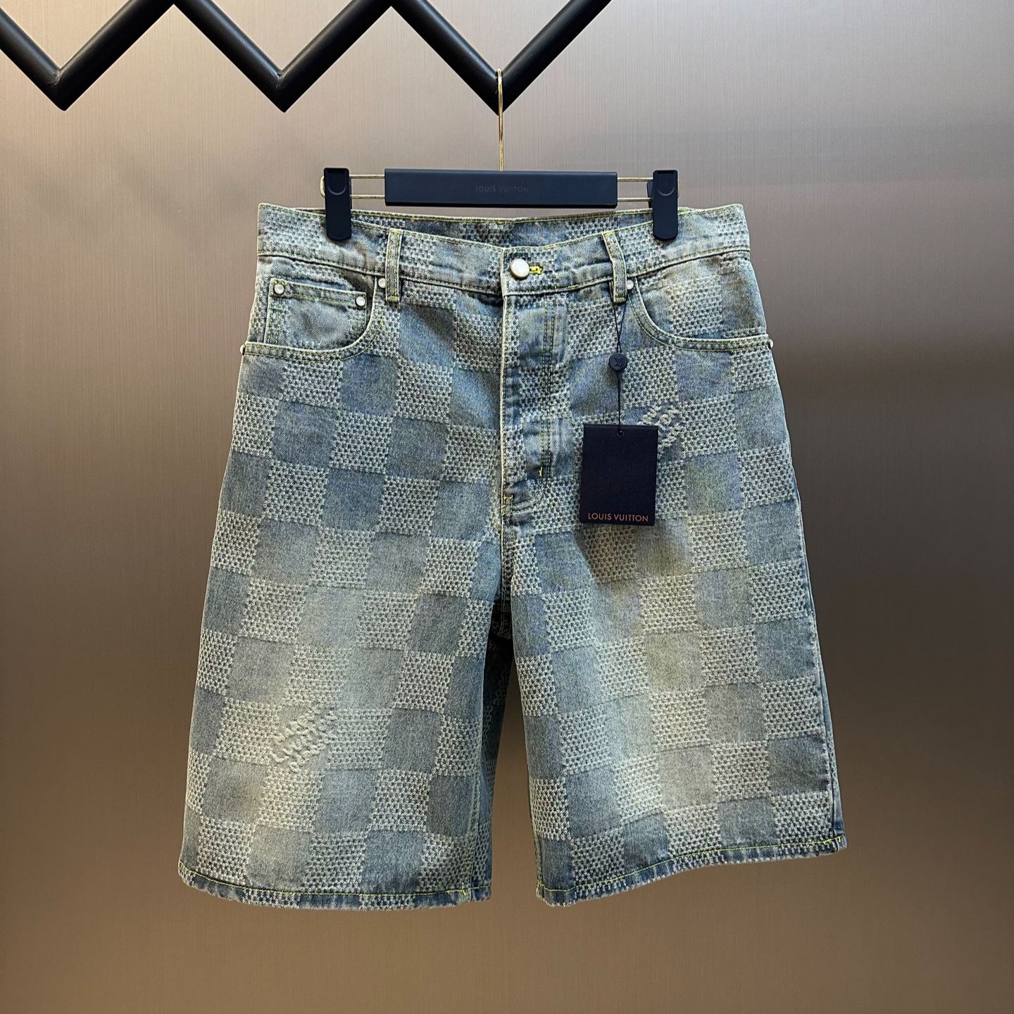 Louis Vuitton Damier 3D Light Denim Shorts(1AHVDO）