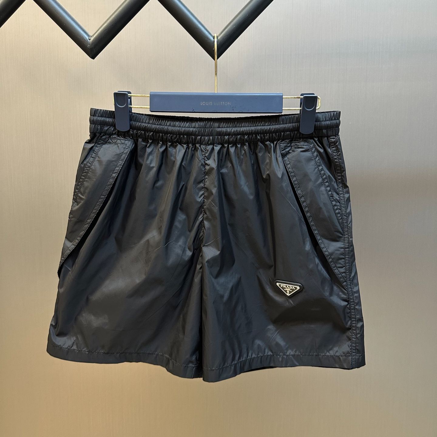 Prada Re-Nylon Shorts in Black（22X901-1WQ9-F0002-S-WMO）