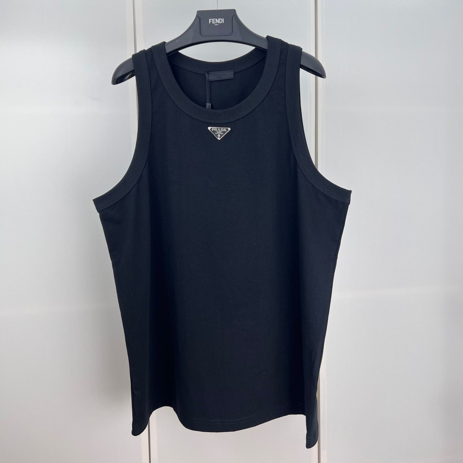 Prada Cotton Tank Top With Enameled Metal Triangle Logo (UJT109-11ZM-F0002-S-222）