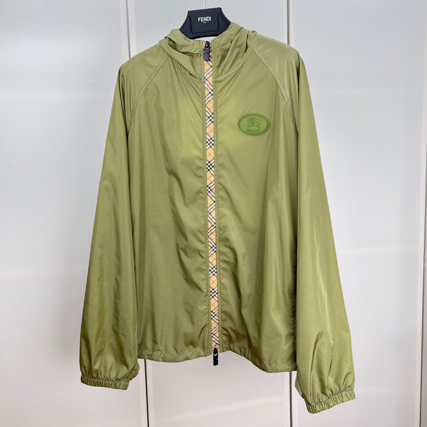 BURBERRY Nylon jacket with EKD patch（8110992C2982）