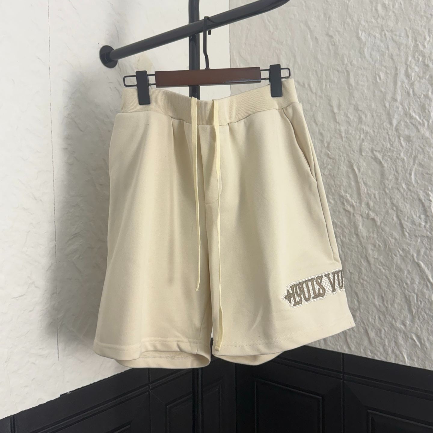 Louis Vuitton Embellished Shorts（1AHW36）