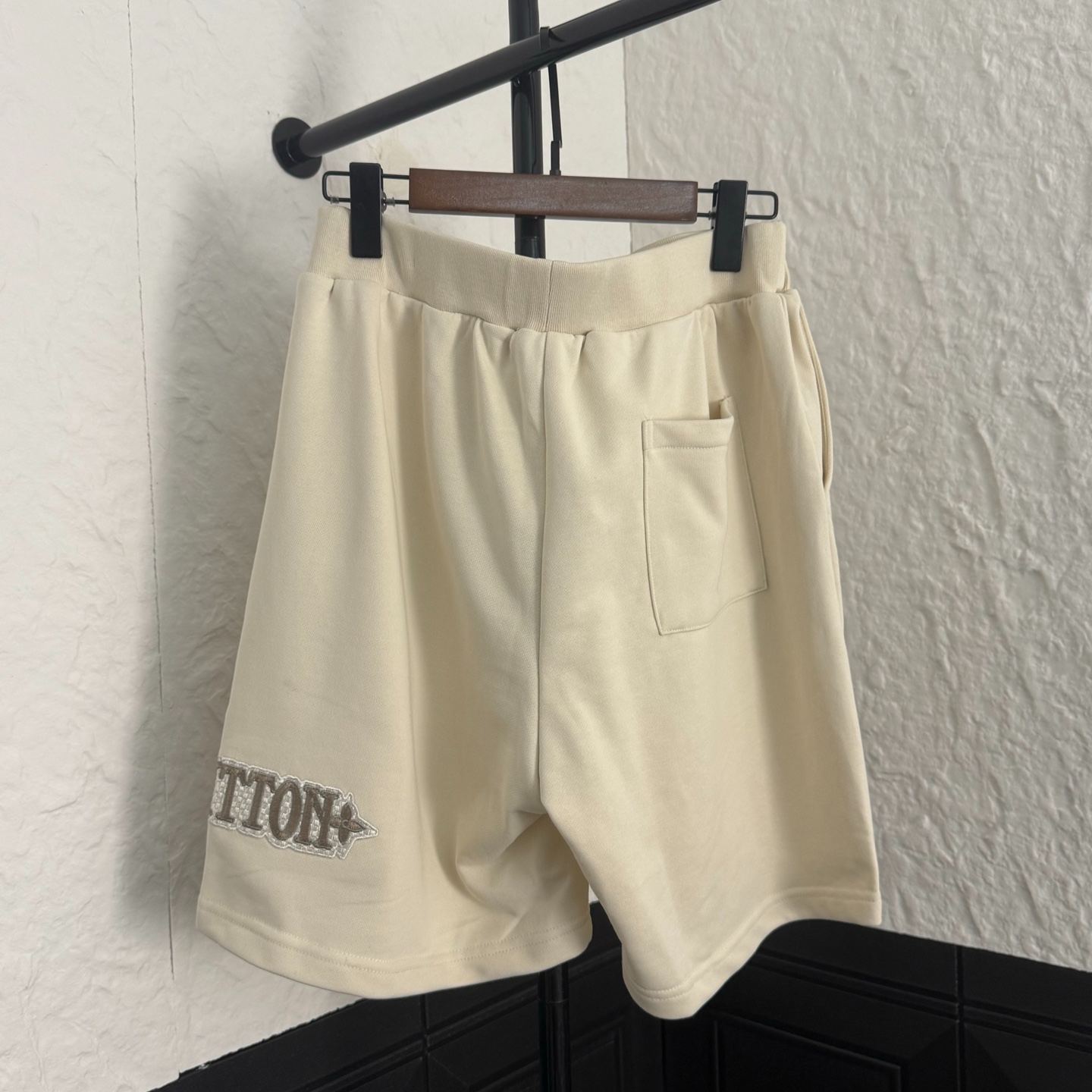 Louis Vuitton Embellished Shorts（1AHW36）
