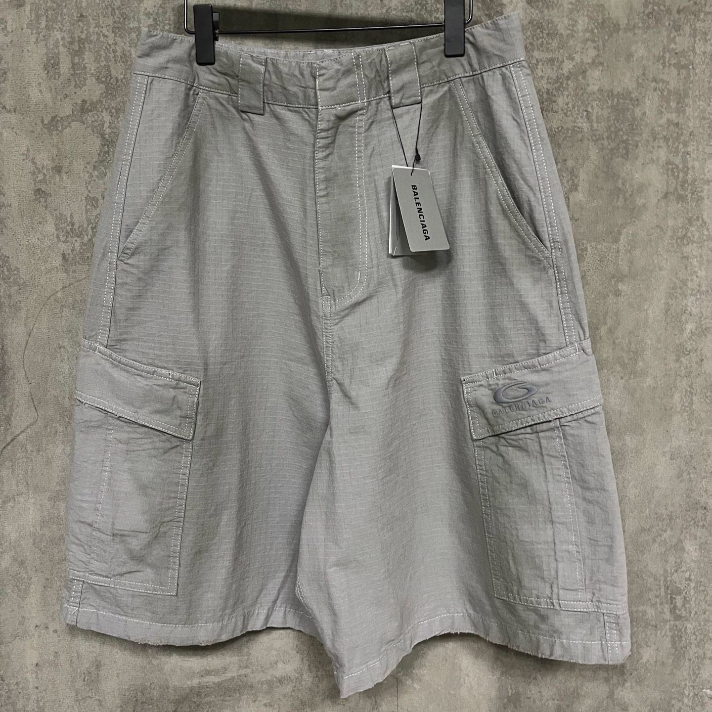 BALENCIAGA  Men's Cargo Shorts in Grey（831384TQP139243）