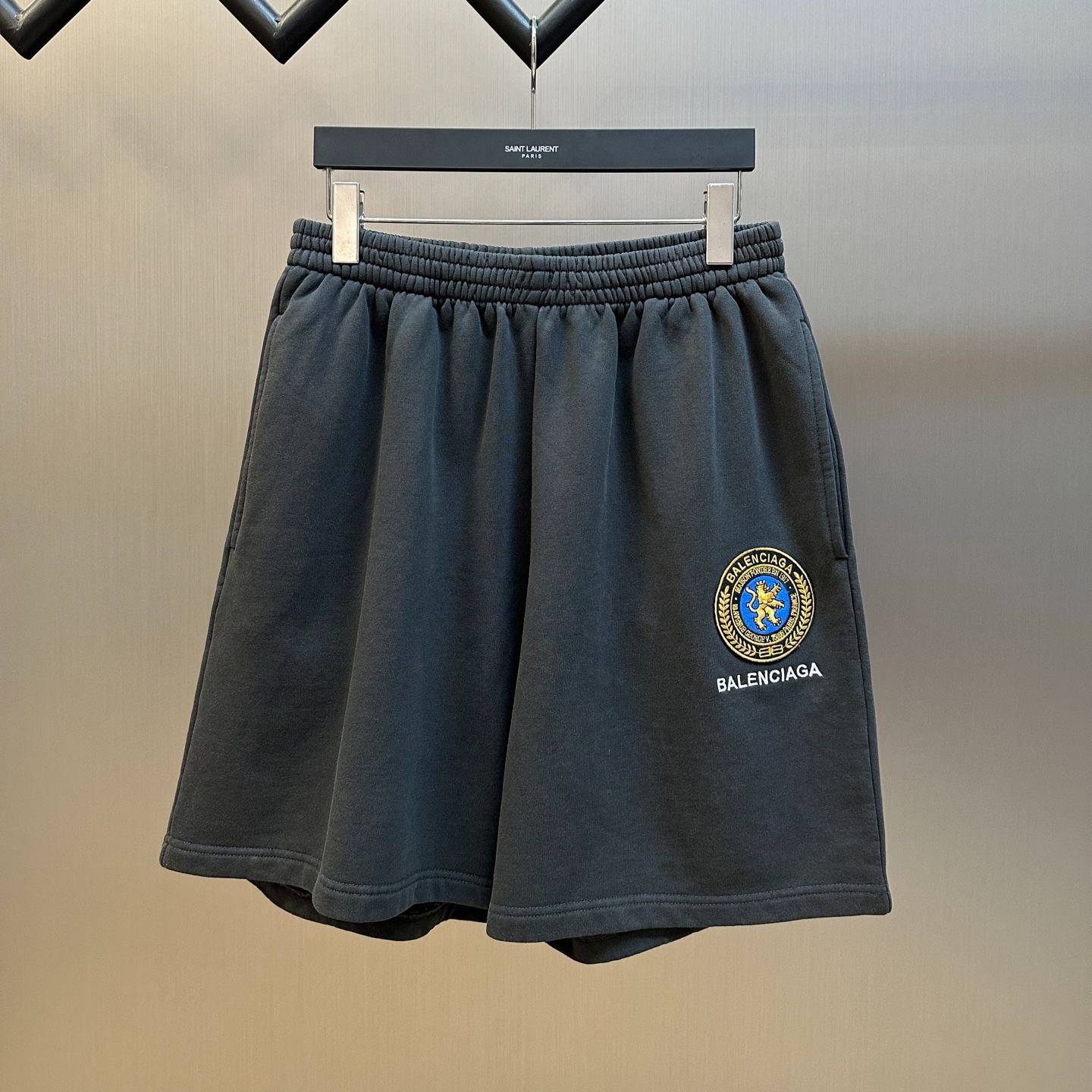 Balenciaga BLACK Shorts with logo patch（826385-TSVH3-1041）