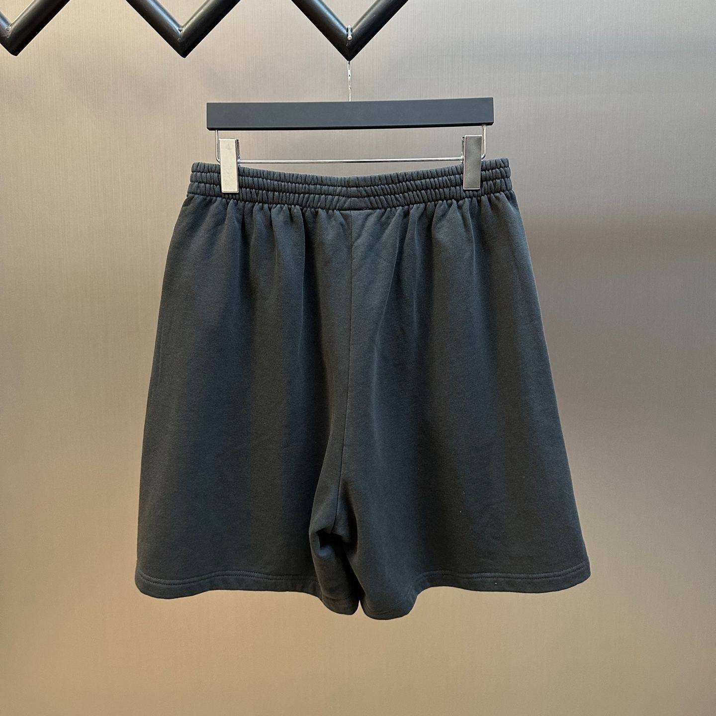 Balenciaga BLACK Shorts with logo patch（826385-TSVH3-1041）