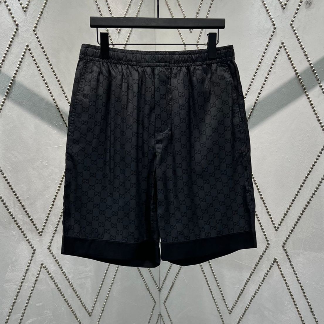 GUCCI Printed silk twill shorts in grey and black（810782-ZATBI-1016）