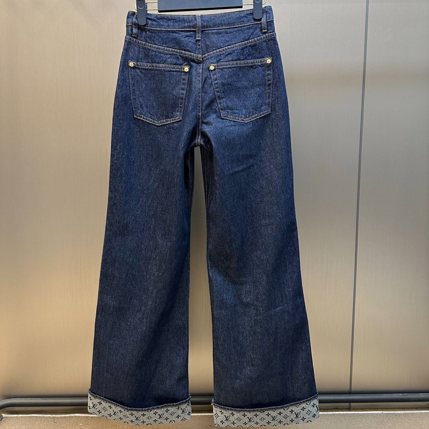 LOUIS VUITTON Cuffed Hem Flared Jeans (1AI152）