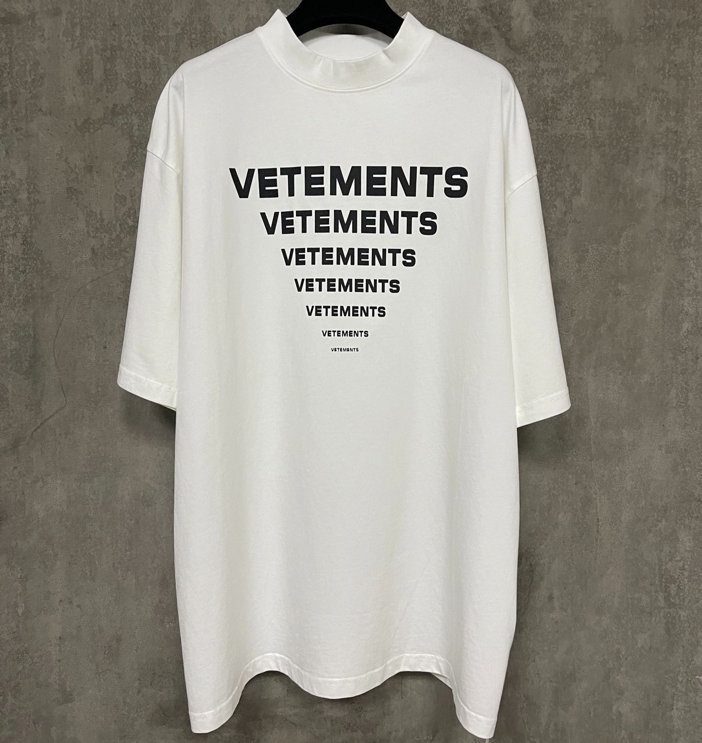 Vetements Pyramid Logo T-Shirt （UE64TR140B）