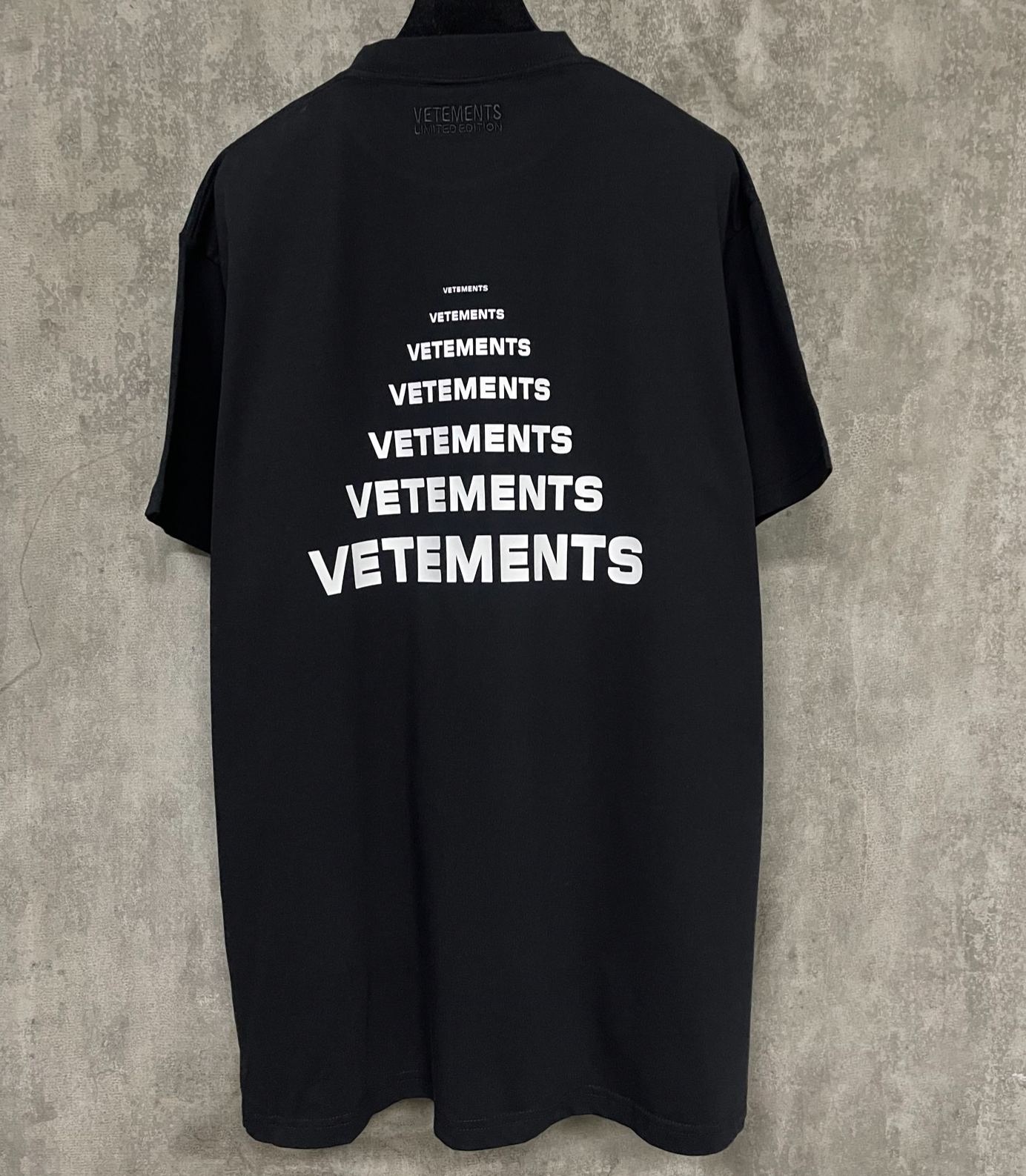 Vetements Pyramid Logo T-Shirt （UE64TR140B）