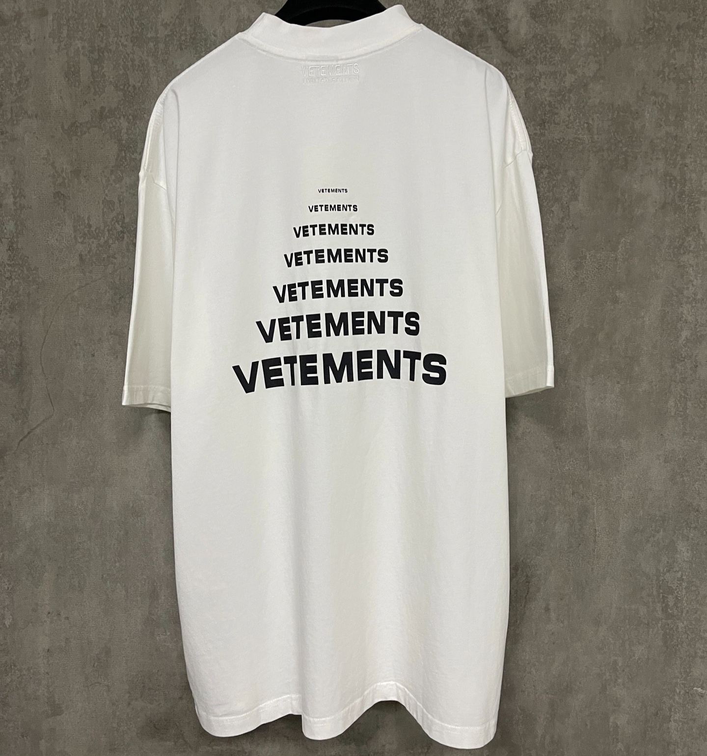 Vetements Pyramid Logo T-Shirt （UE64TR140B）