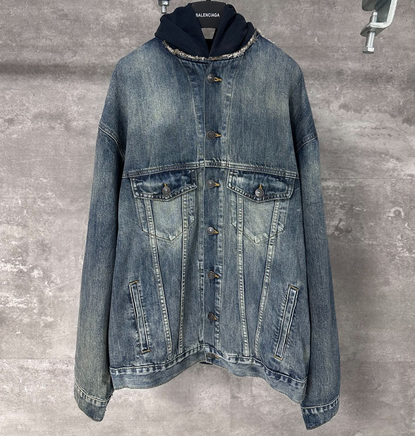 Balenciaga STENCIL TYPE HYBRID hooded jacket（783657THW254245）