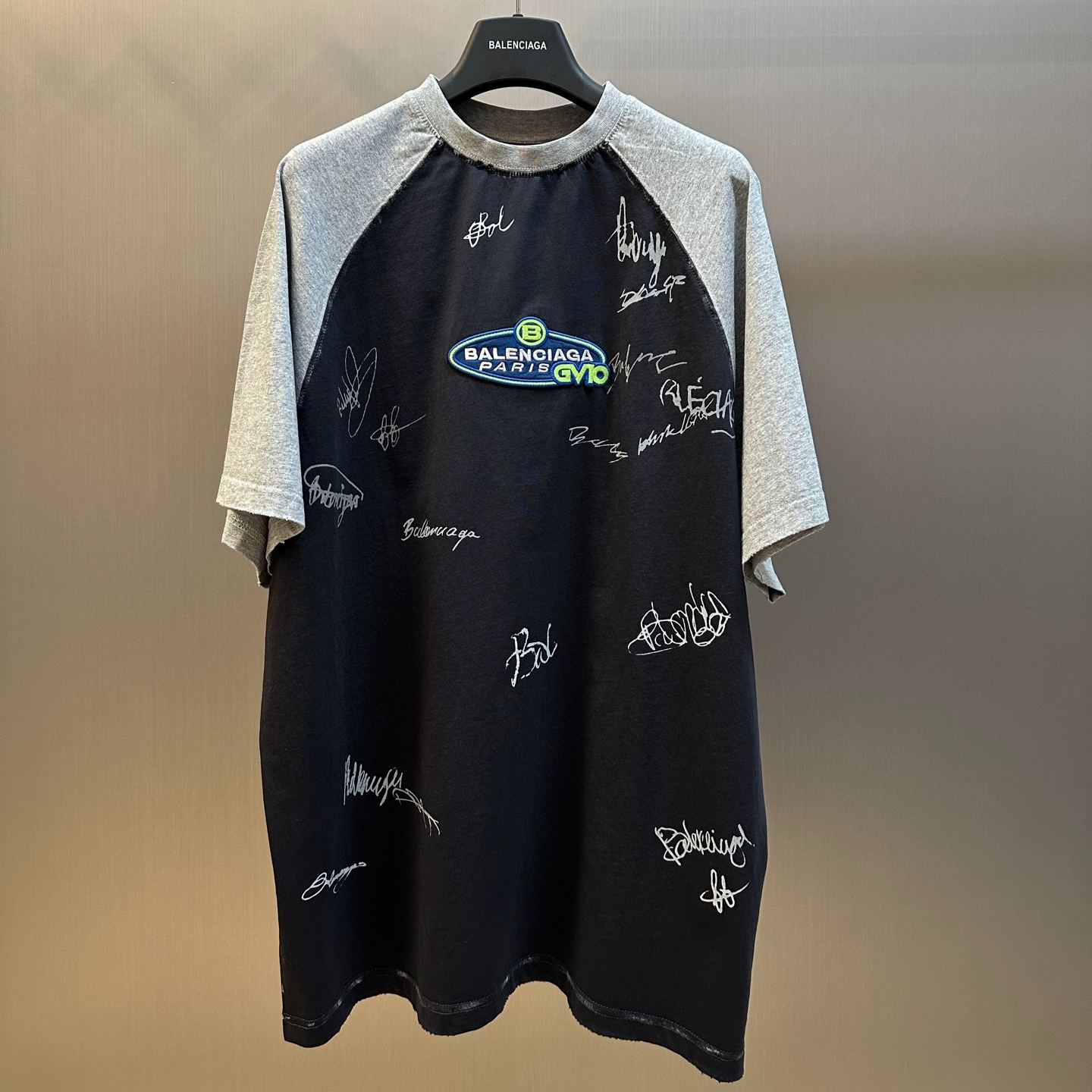 Balenciaga Men's Banana Raglan Oversized T-shirt in Black Faded (850419TTVE21041）