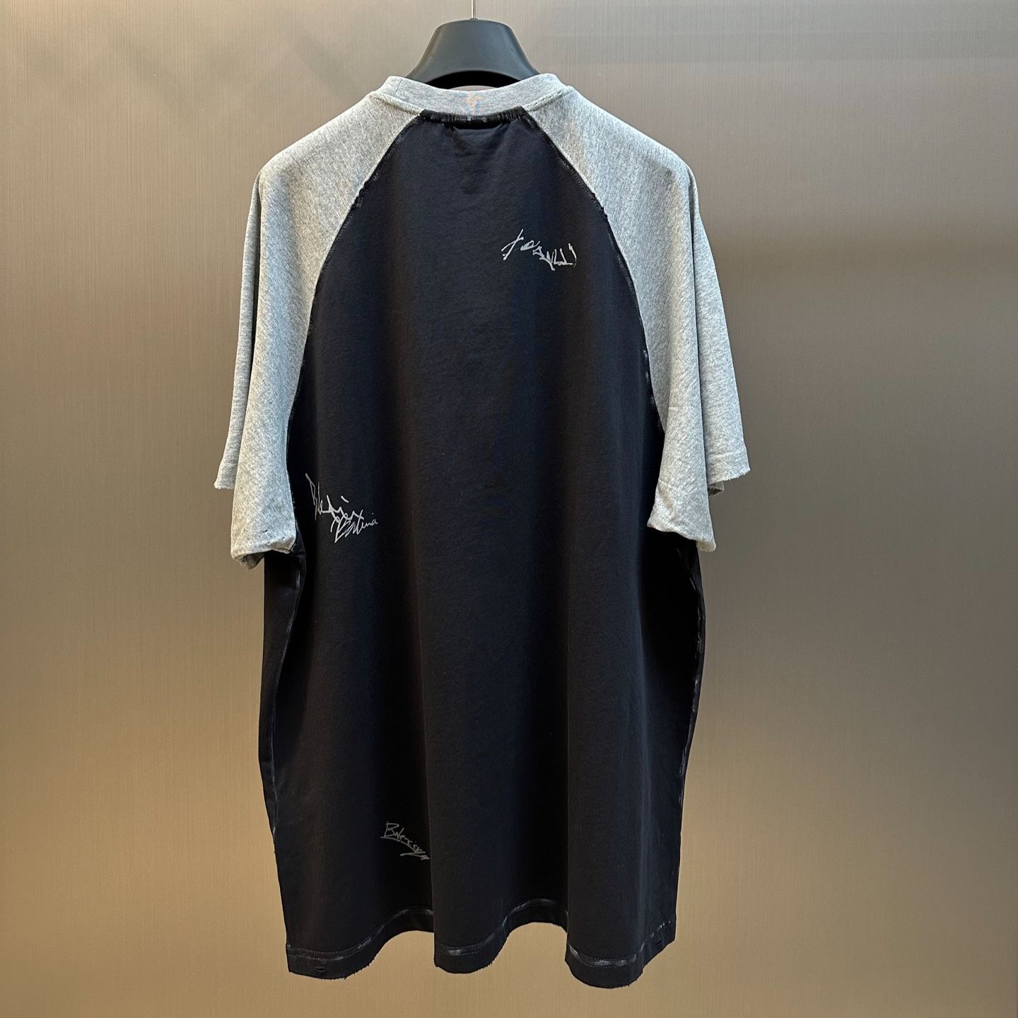 Balenciaga Men's Banana Raglan Oversized T-shirt in Black Faded (850419TTVE21041）