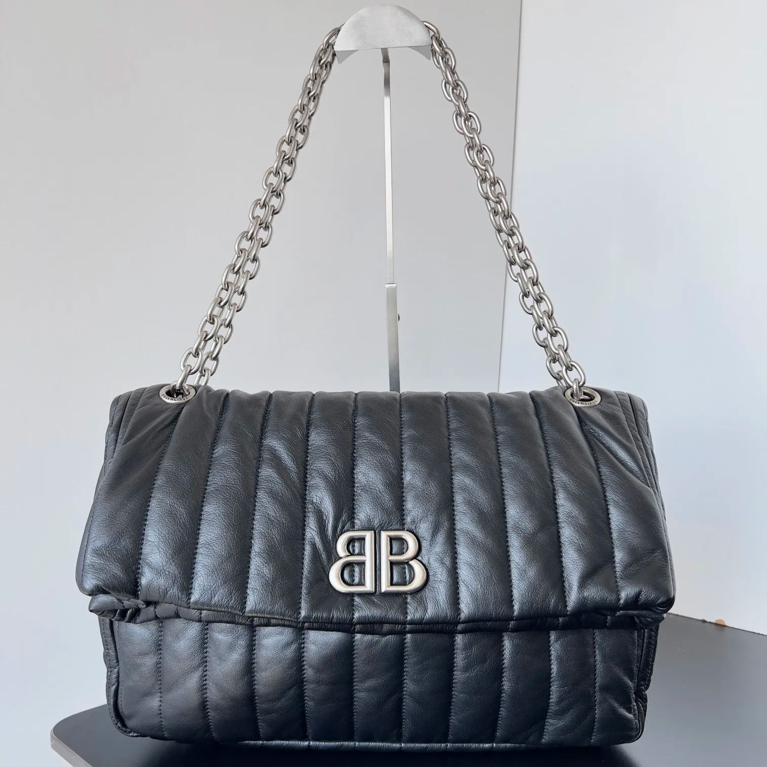 BALENCIAGA Black leather MEDIUM MONACO CHAIN BAG（7659452AASE1000）