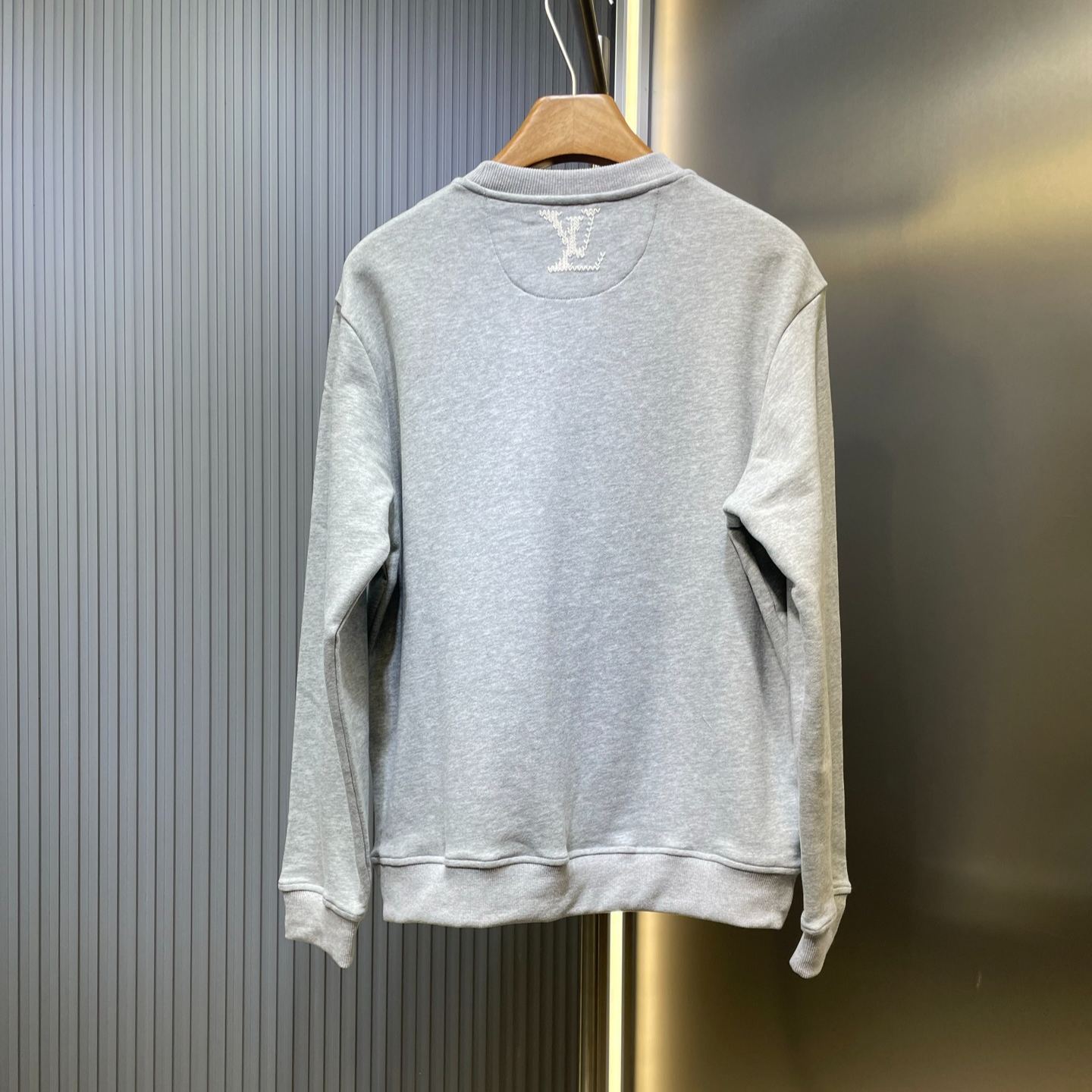 Louis Vuitton embroidered sweatshirt（1AIKCO）