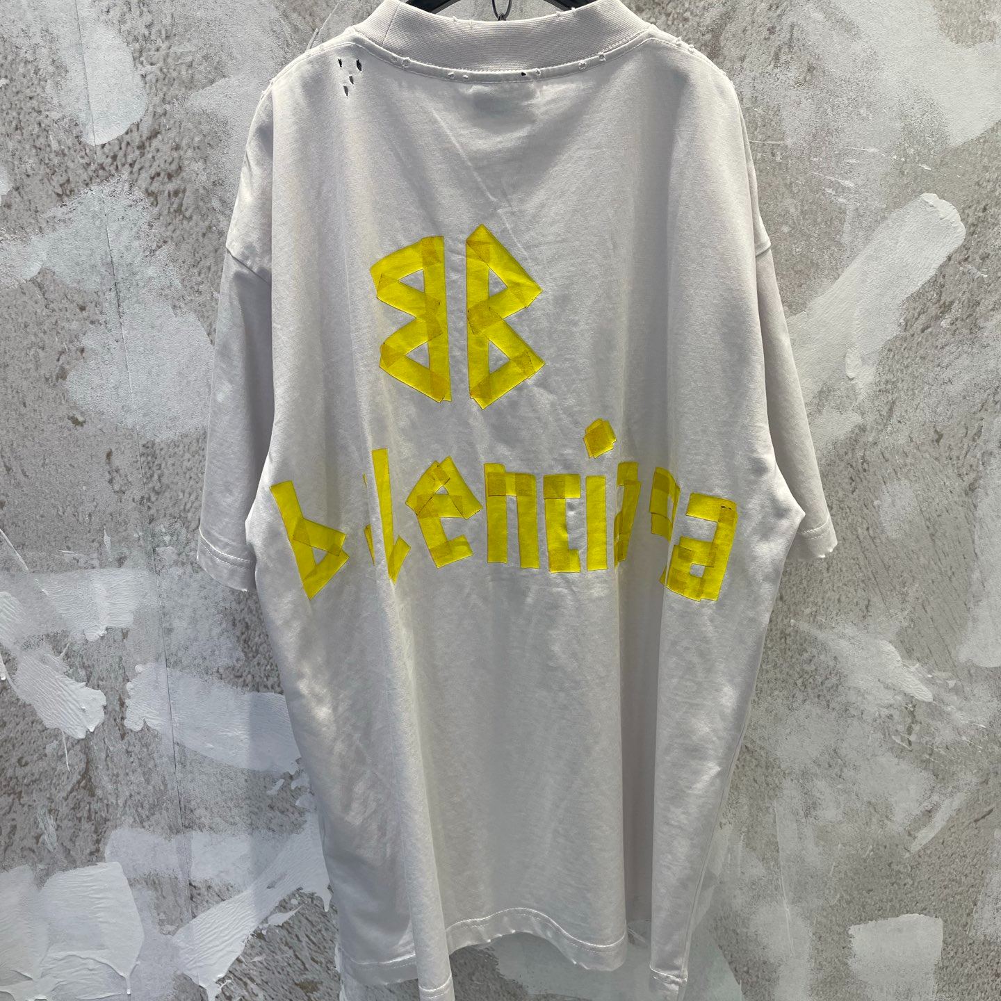 Balenciaga Tape Type T-shirt Medium Fit in White (739784TOVA99000）