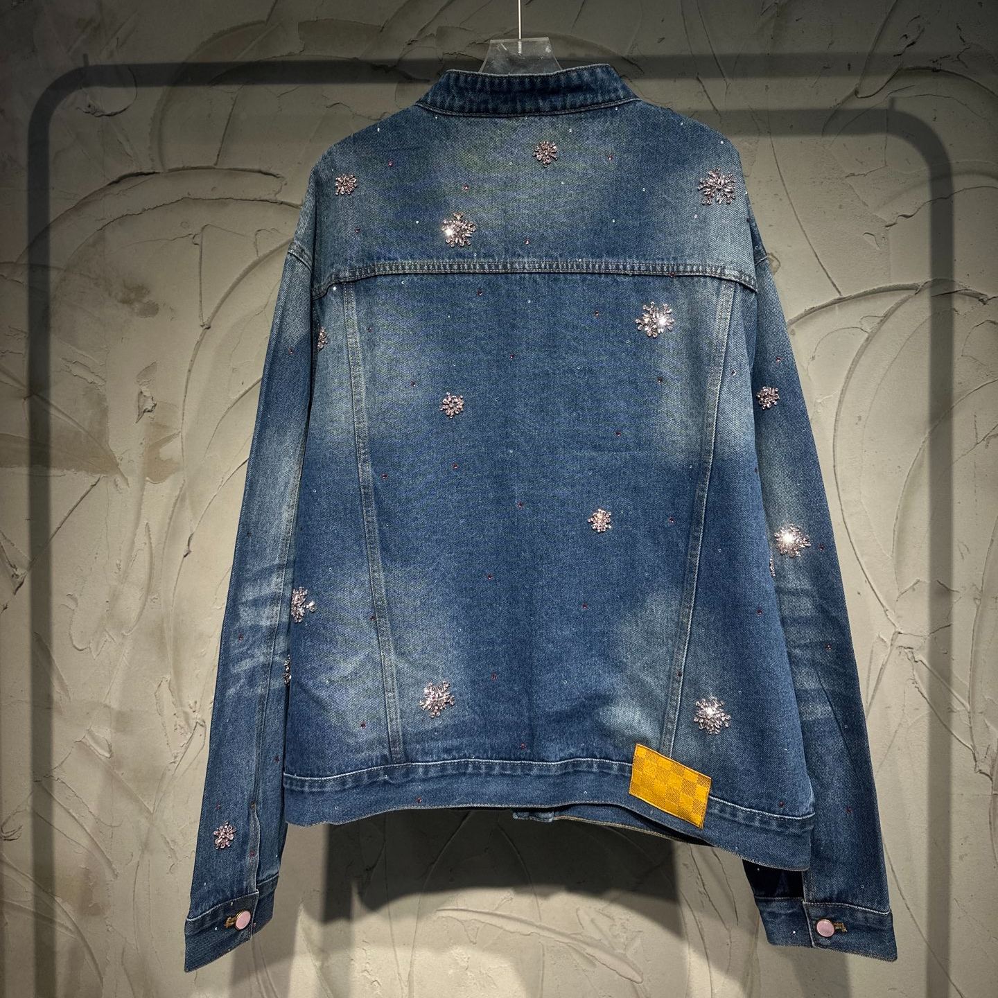 Louis Vuitton's embroidered kimono-style denim jacket（1AILLT）