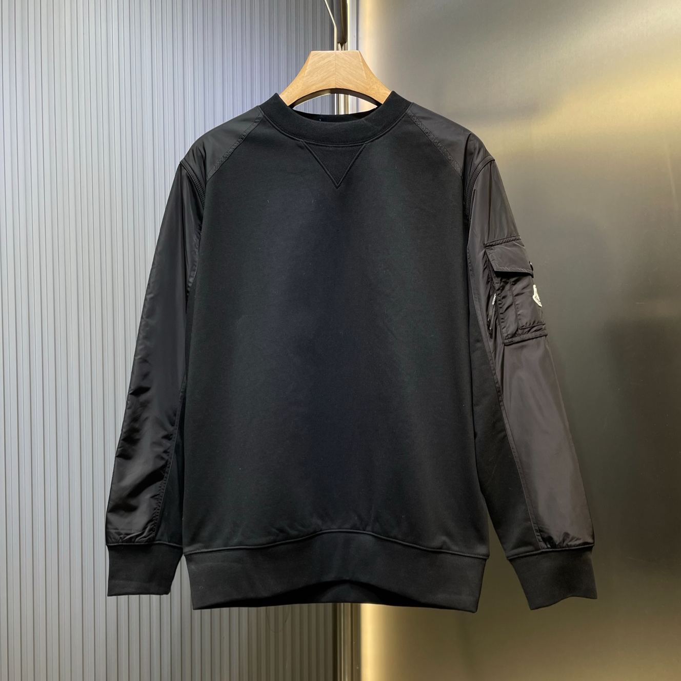 Moncler Black Cotton Blend Sweatshirt（K20918G0004989A8F999）