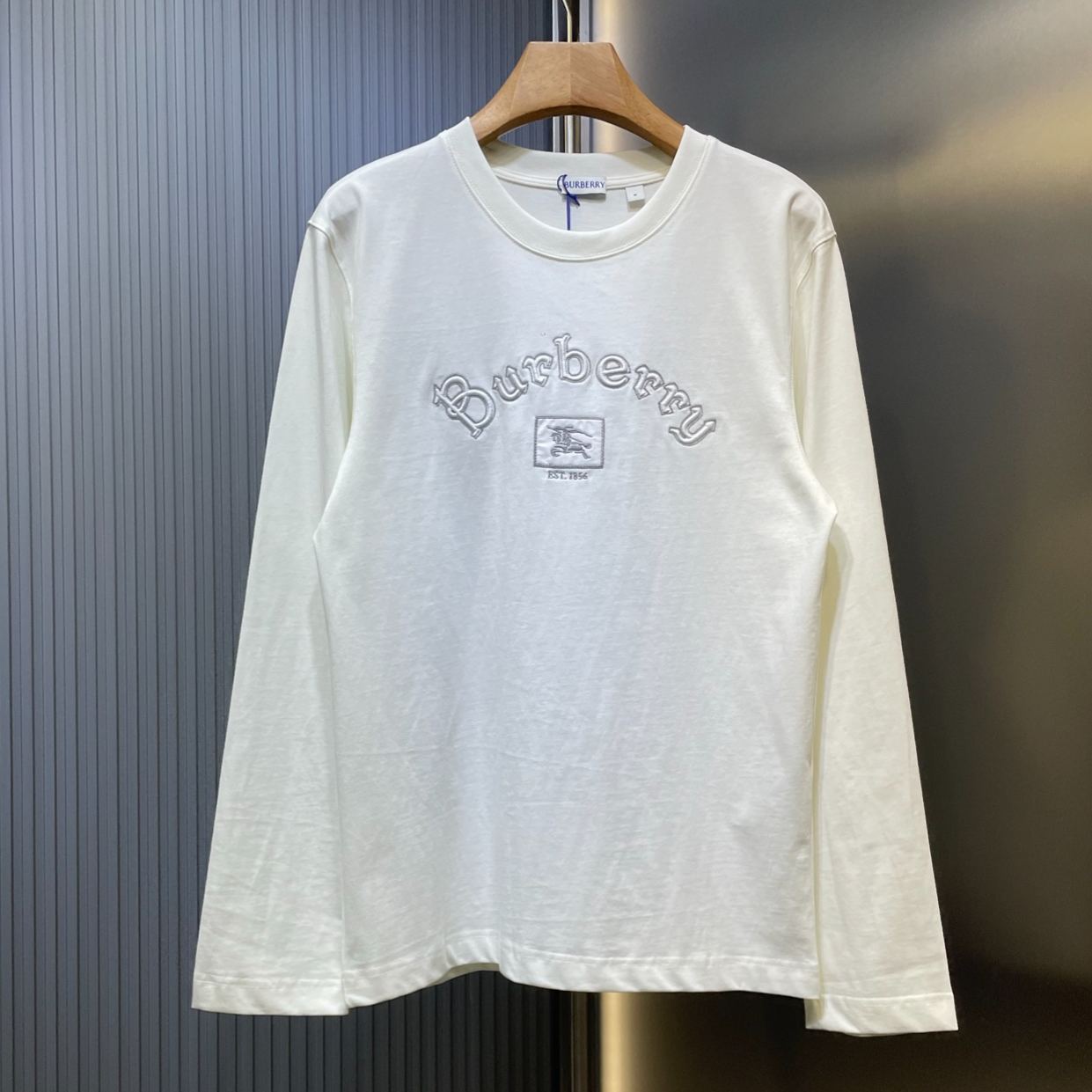 BURBERRY Long-sleeved Gothic logo cotton T-shirt（81171051）
