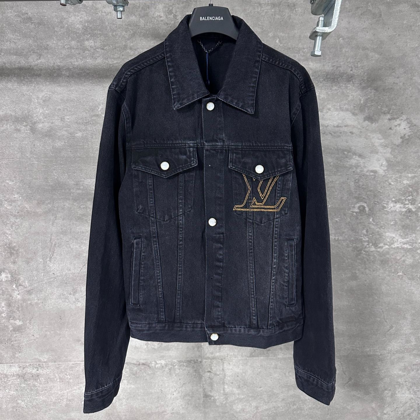 Louis Vuitton denim trucker jacket（1AILKE）