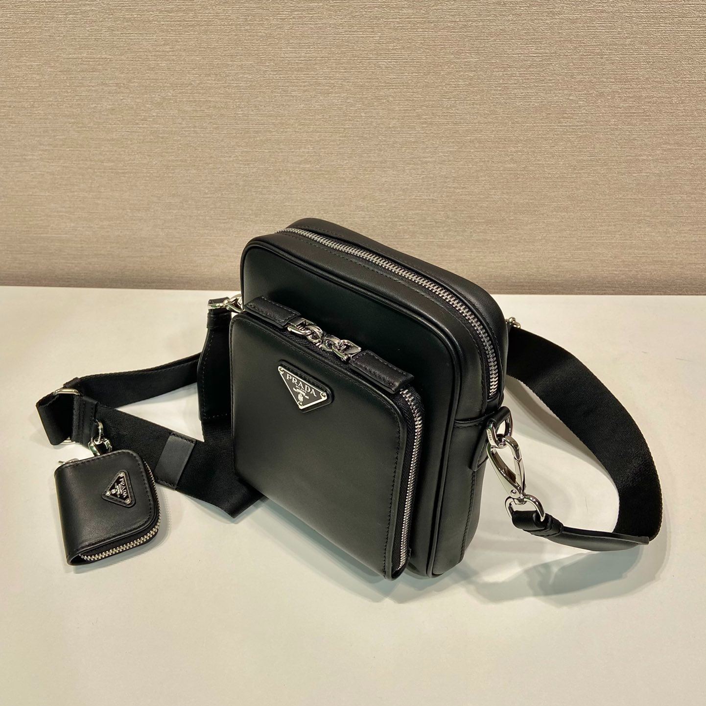 Prada logo leather shoulder bag (2VH168_2DDJ_F0002_V_OOO)