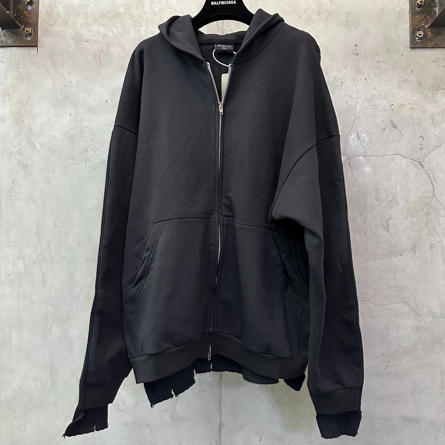 BALENCIAGA Patched Zip-Up Hoodie (809315T33441072）