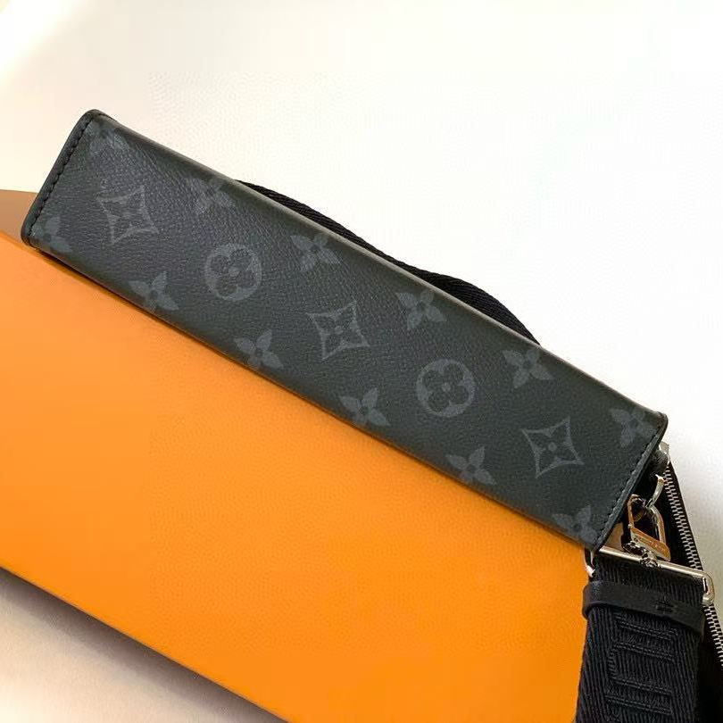 LOUIS VUITTON Gaston Wearable Wallet Monogram Eclipse（M81124）