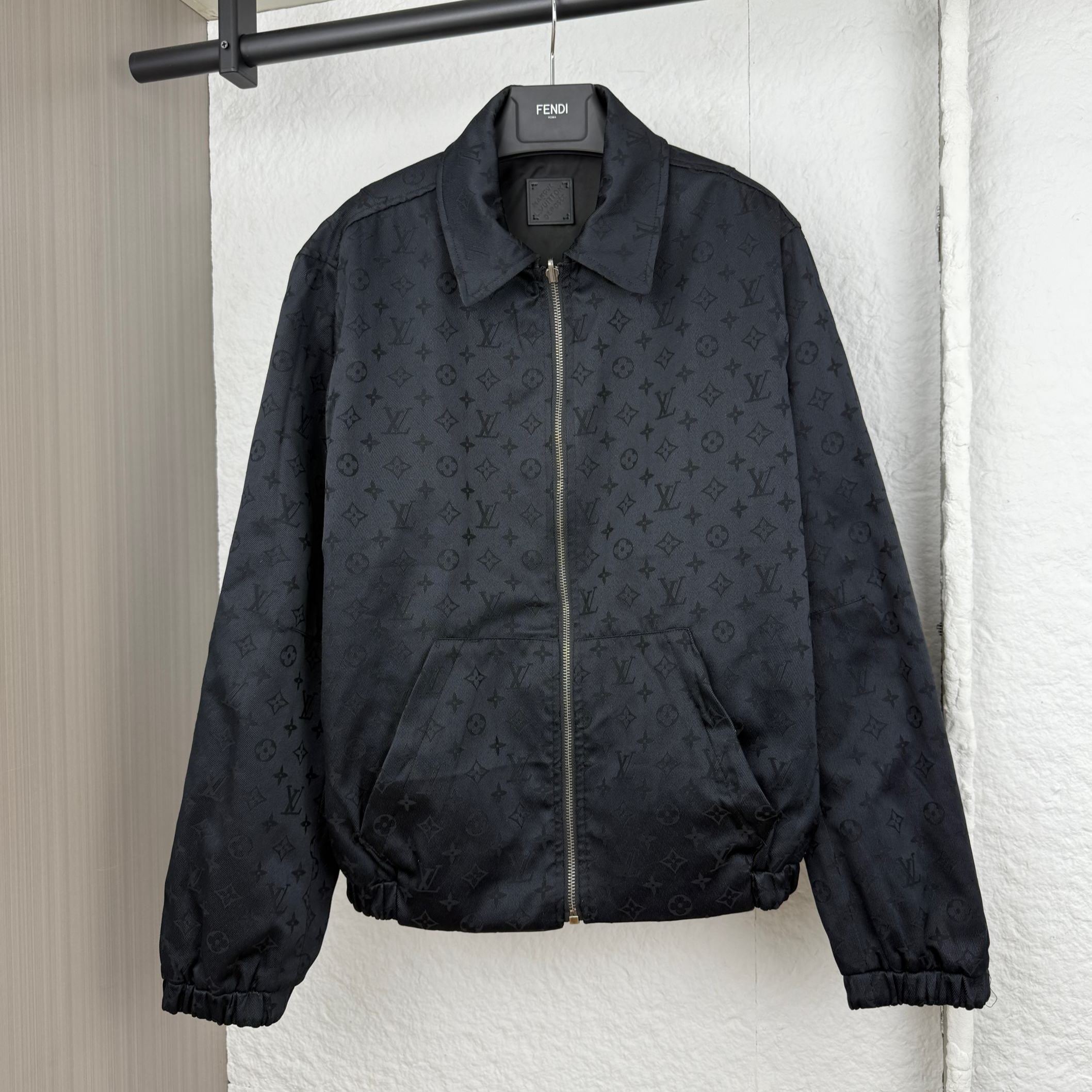 Louis Vuitton MONOGRAM reversible belted jacket（1AGTFJ）