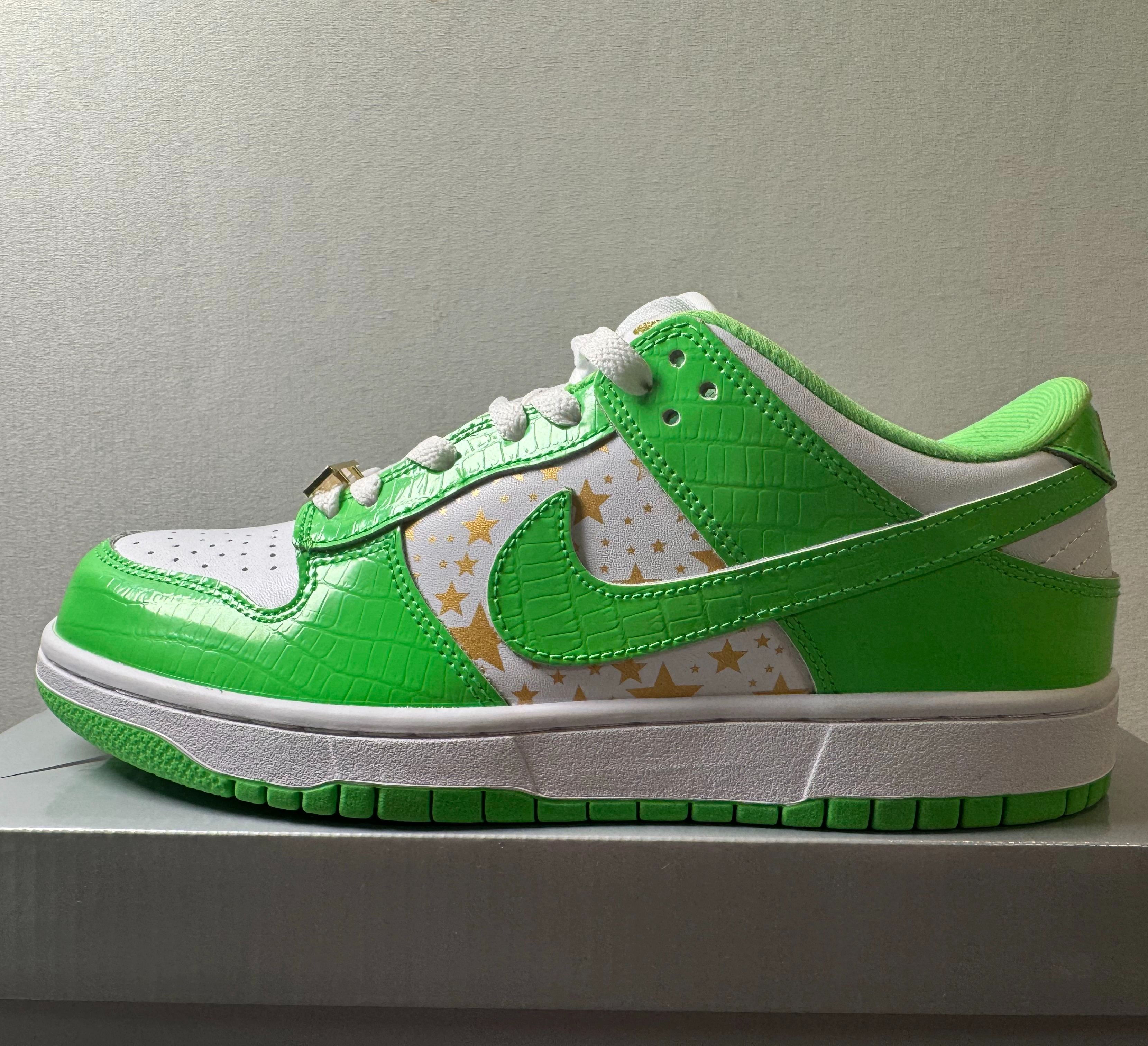 Supreme × Nike SB Dunk Low OG QS Gold Stars "White/Mean Green" (DH3228-101)