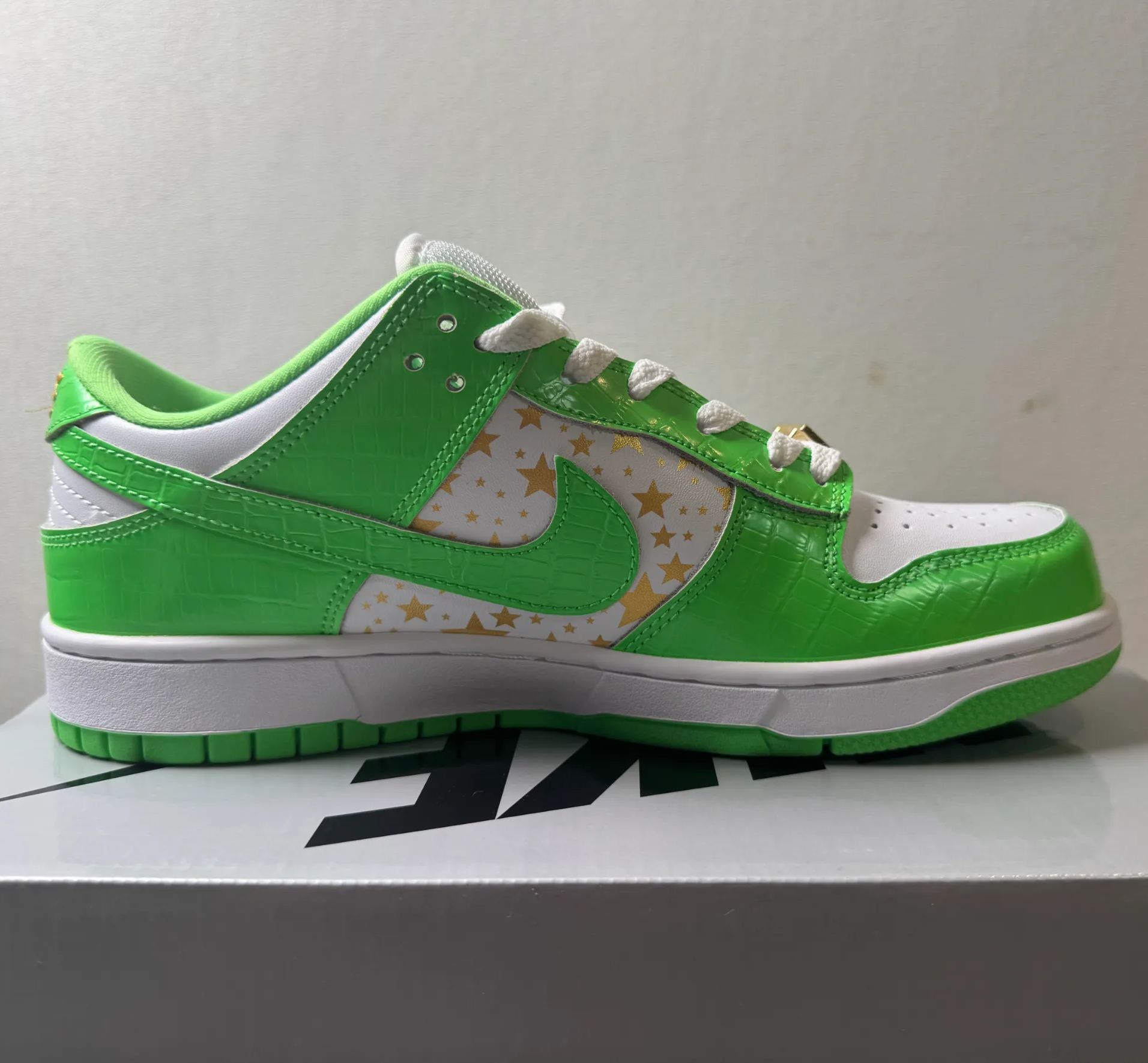 Supreme × Nike SB Dunk Low OG QS Gold Stars "White/Mean Green" (DH3228-101)