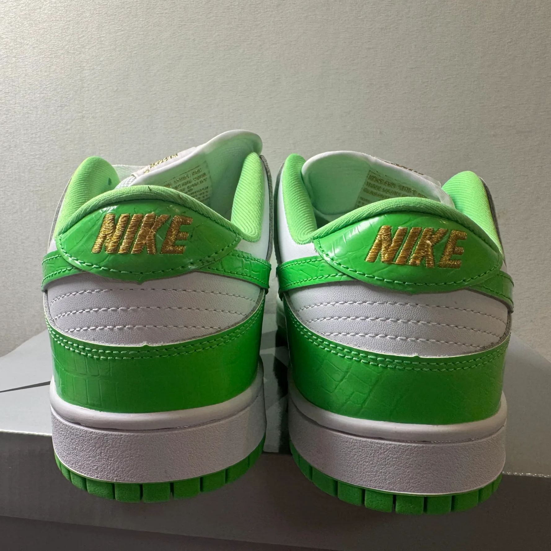 Supreme × Nike SB Dunk Low OG QS Gold Stars "White/Mean Green" (DH3228-101)
