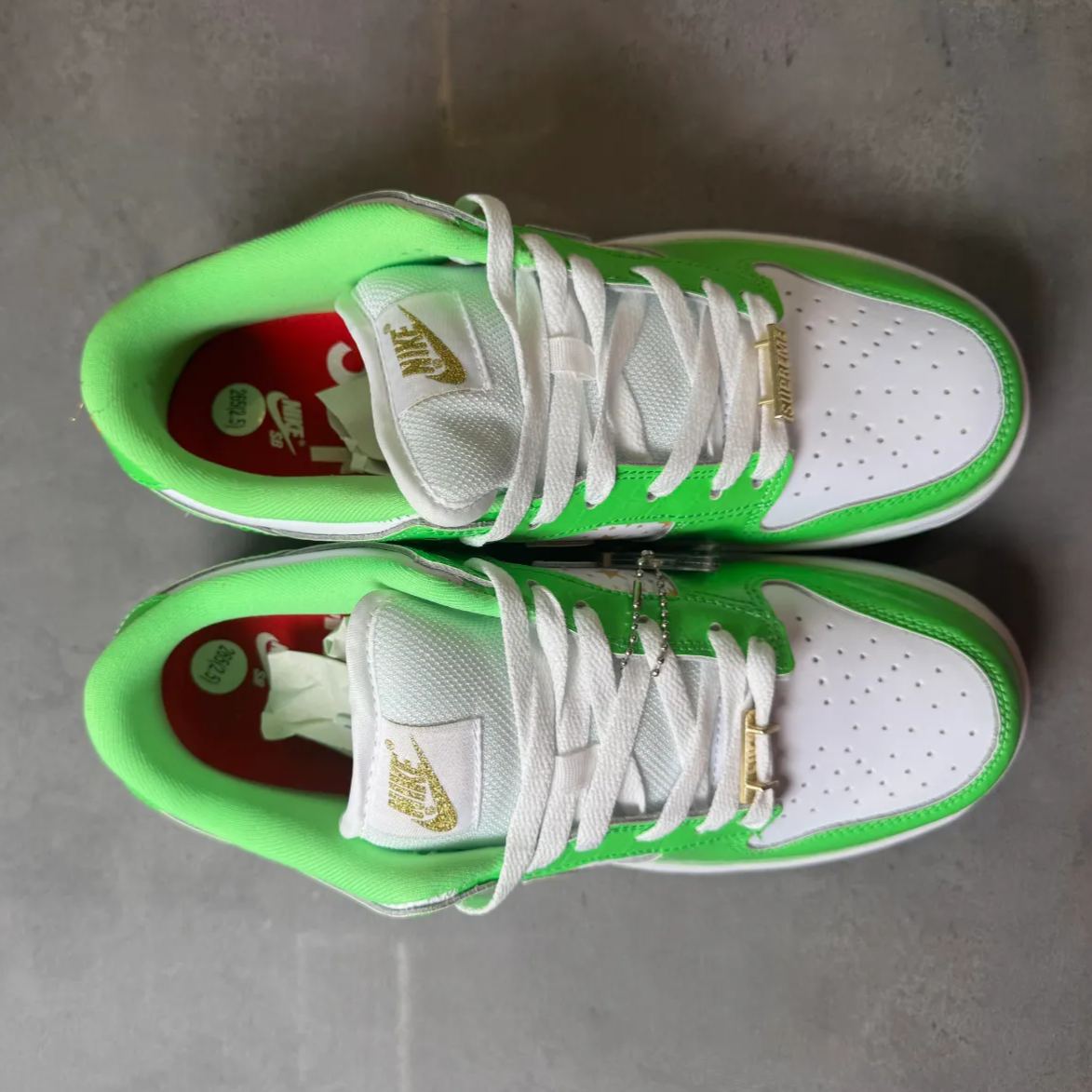 Supreme × Nike SB Dunk Low OG QS Gold Stars "White/Mean Green" (DH3228-101)