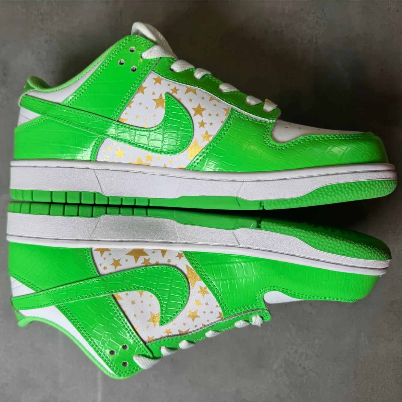 Supreme × Nike SB Dunk Low OG QS Gold Stars "White/Mean Green" (DH3228-101)