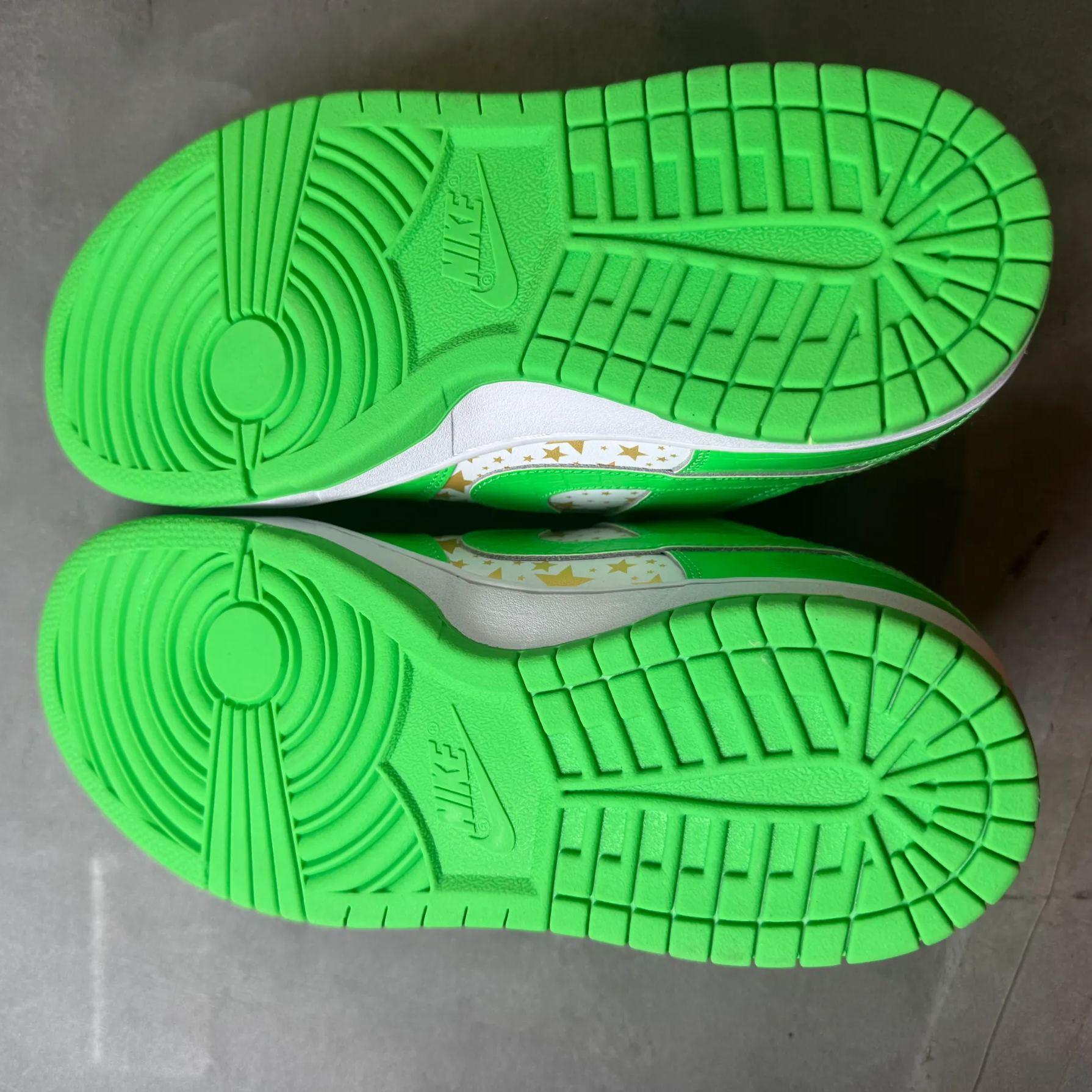 Supreme × Nike SB Dunk Low OG QS Gold Stars "White/Mean Green" (DH3228-101)