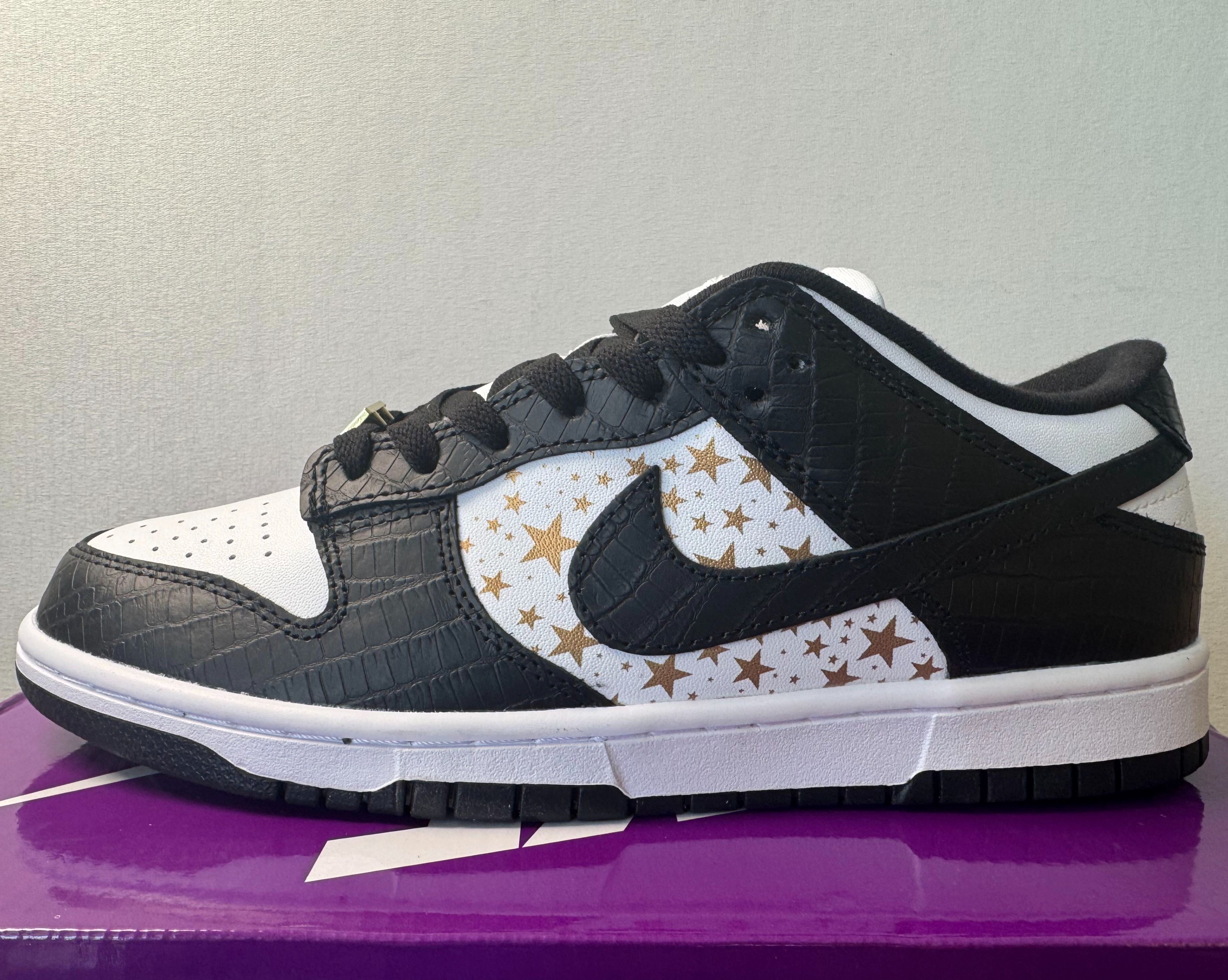 Supreme × Nike SB Dunk Low OG QS "Gold Stars" White/Black (DH3228-102)