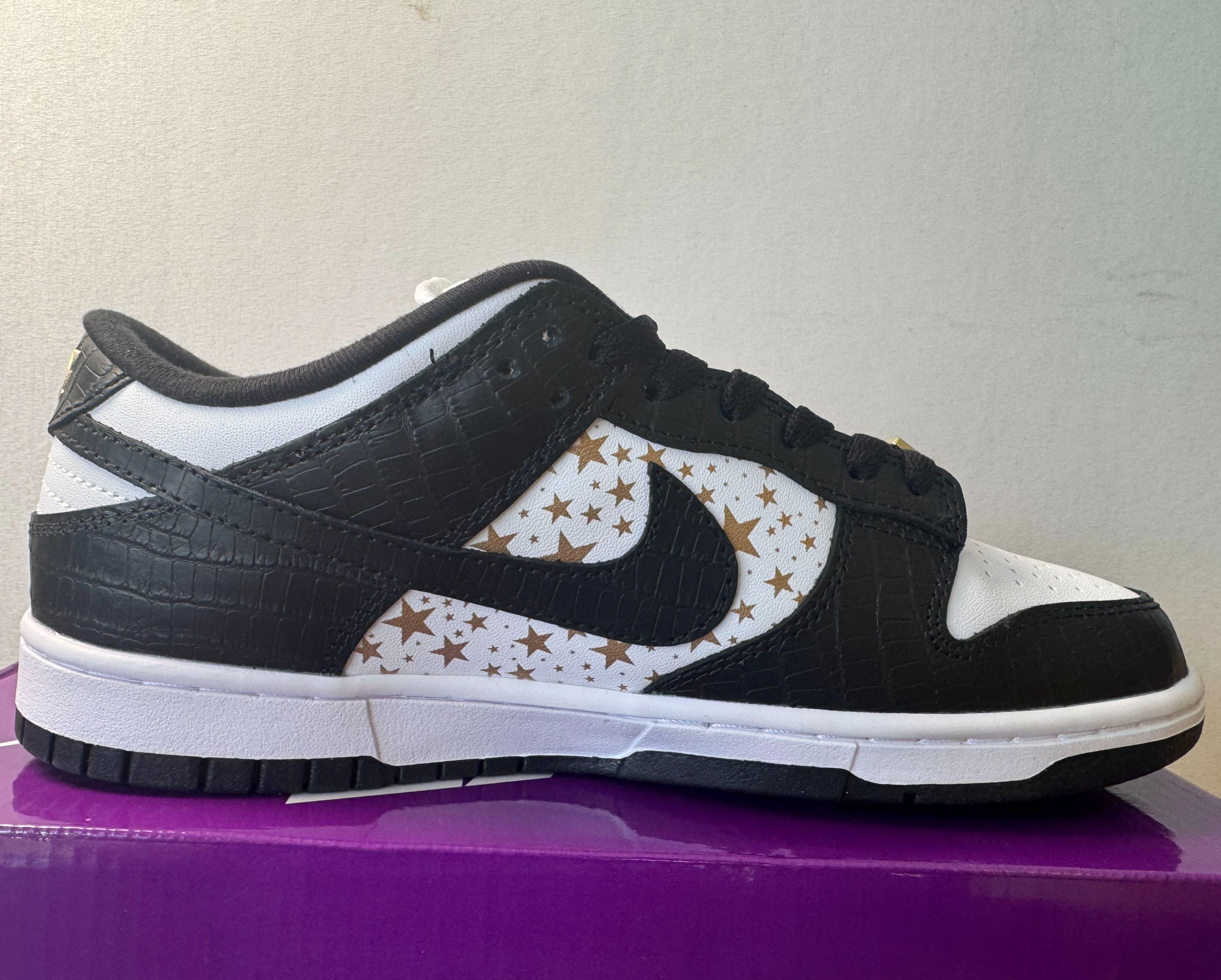 Supreme × Nike SB Dunk Low OG QS "Gold Stars" White/Black (DH3228-102)