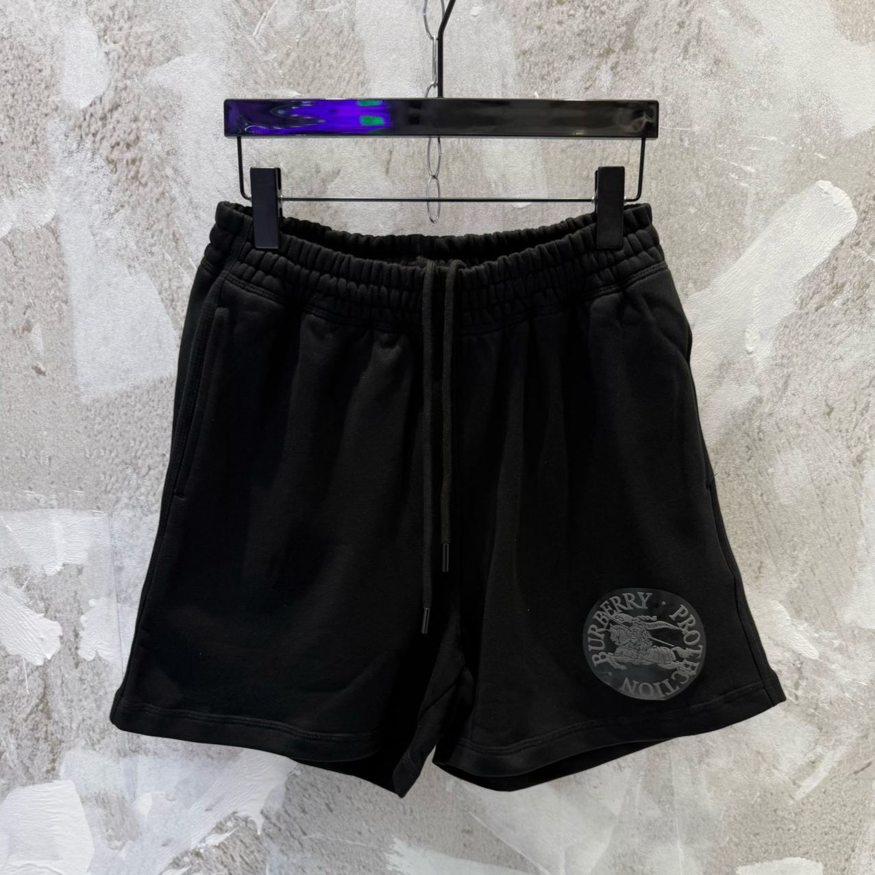 Burberry Equestrian Knight-print shorts（81090921）