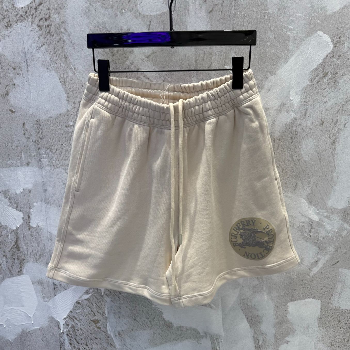 Burberry Equestrian Knight-print shorts（81090921）