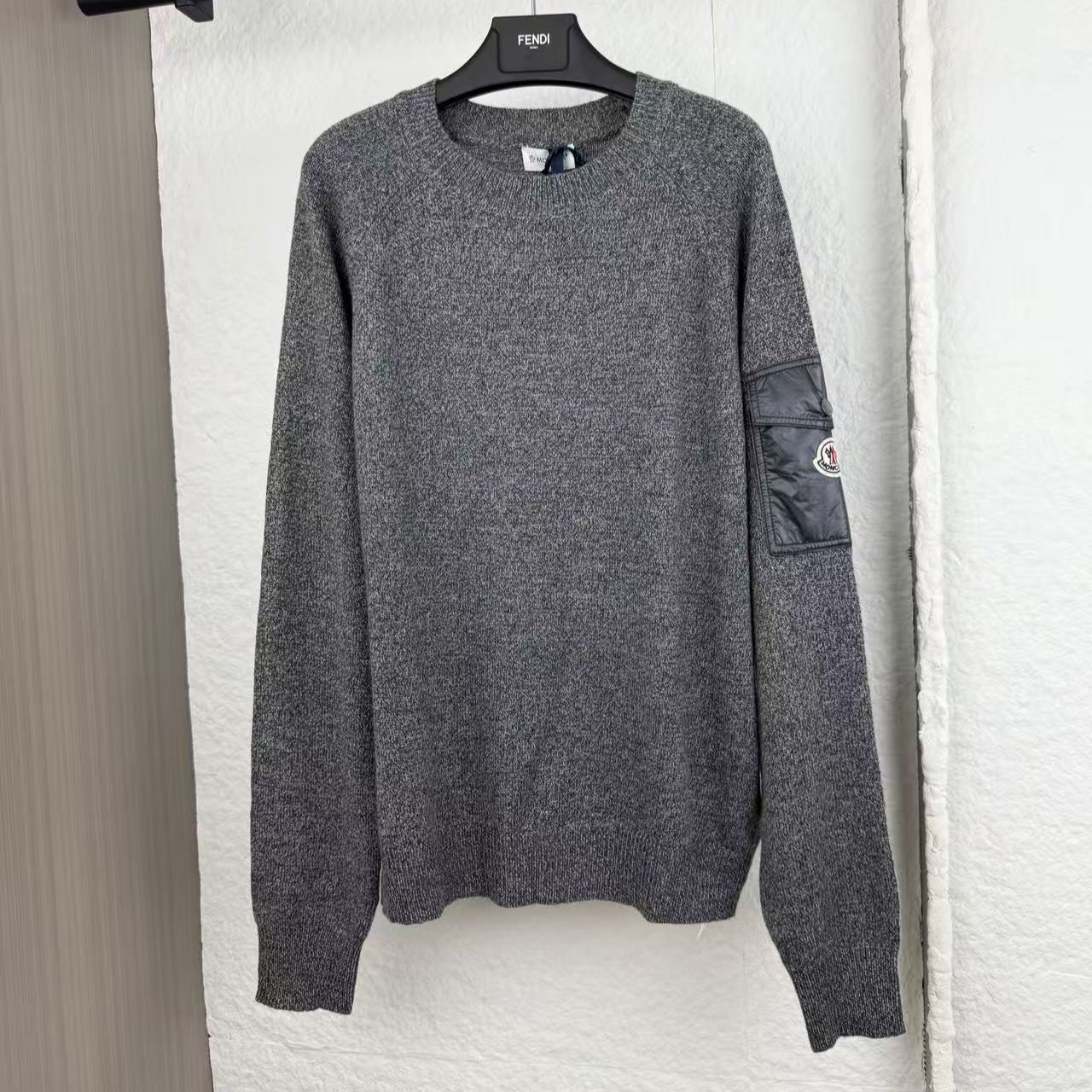 Moncler Slim Fit Sweater with Side Pocket Logo（K20919C00012M3550P99）