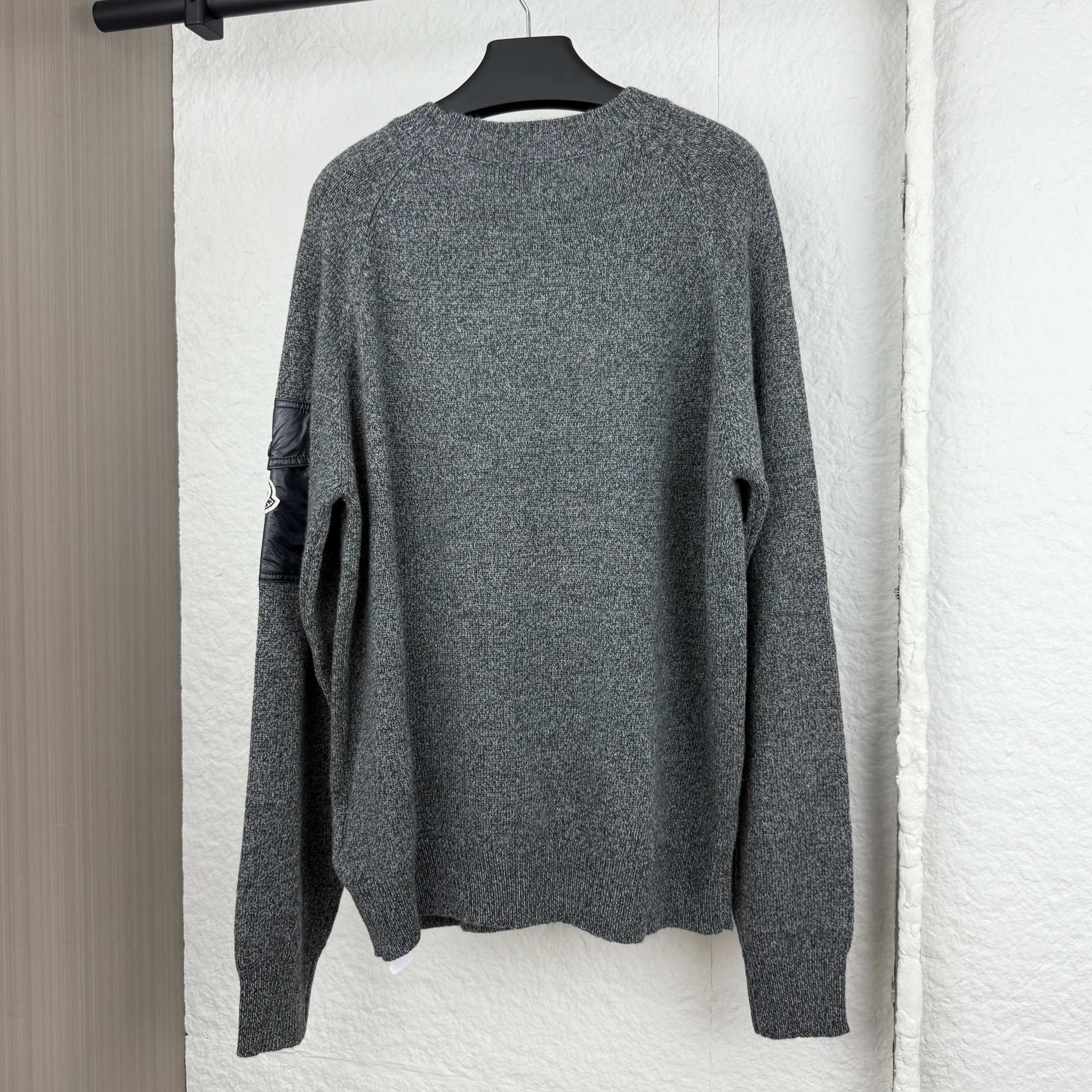 Moncler Slim Fit Sweater with Side Pocket Logo（K20919C00012M3550P99）