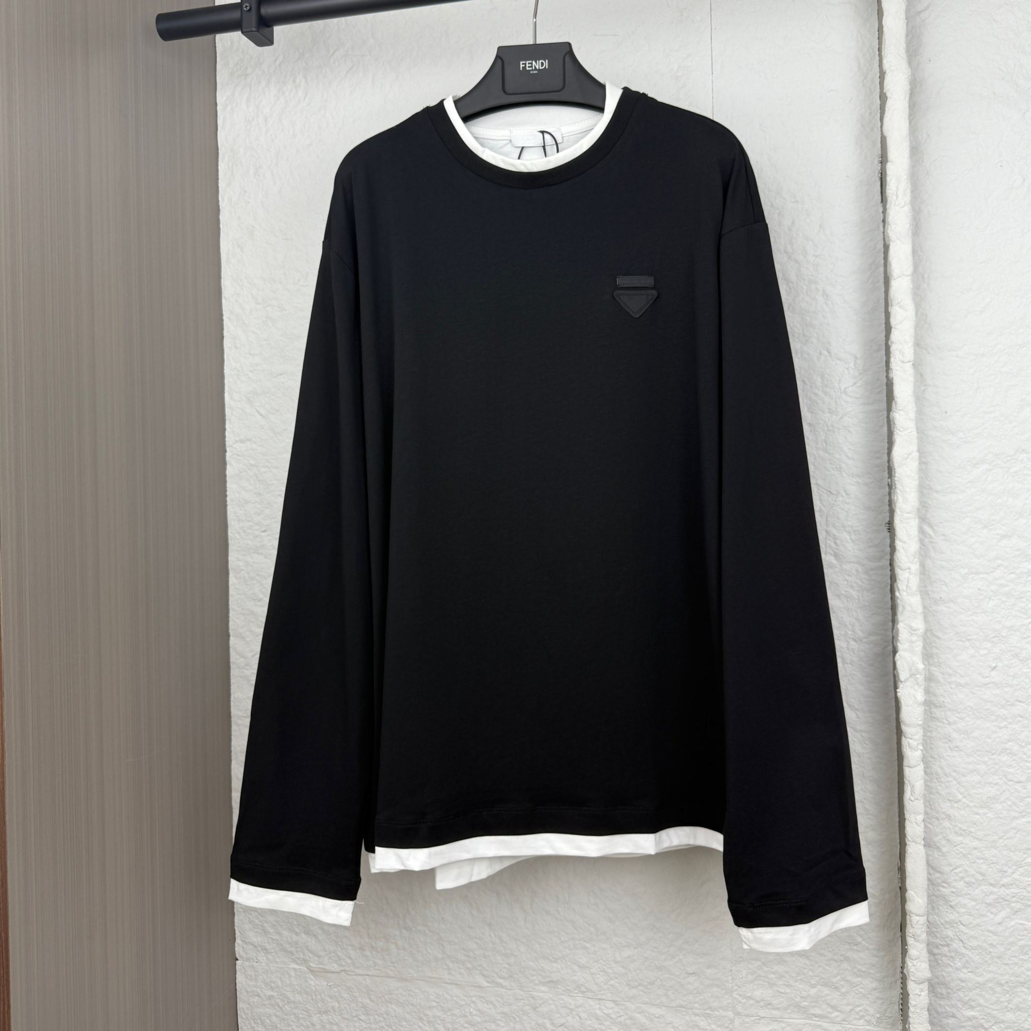 PRADA Black cotton crew neck long sleeve T-shirt (UJL73B-11CD-F0967-S-WMO）