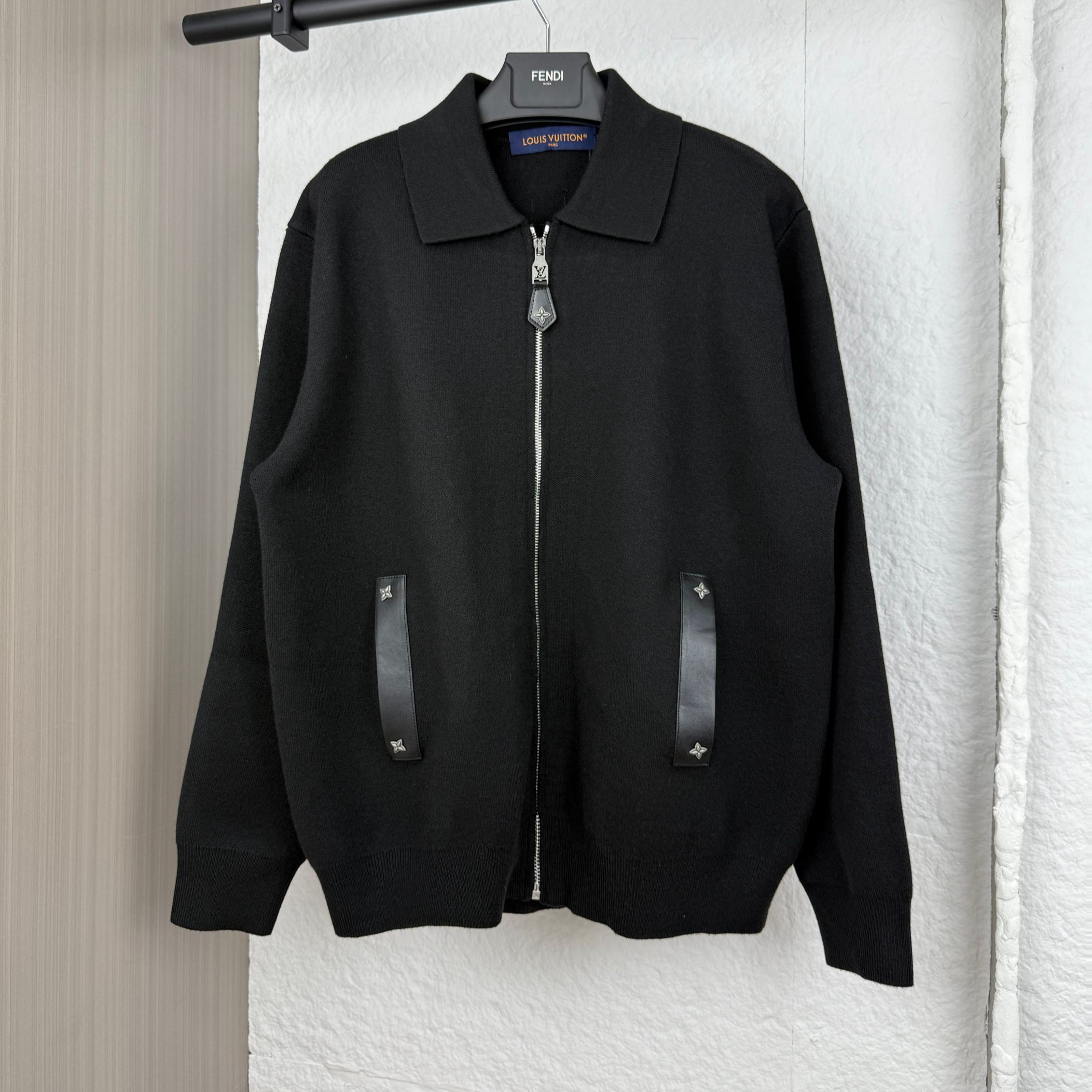 Louis Vuitton leather-detailed knit belted jacket（1AH350）