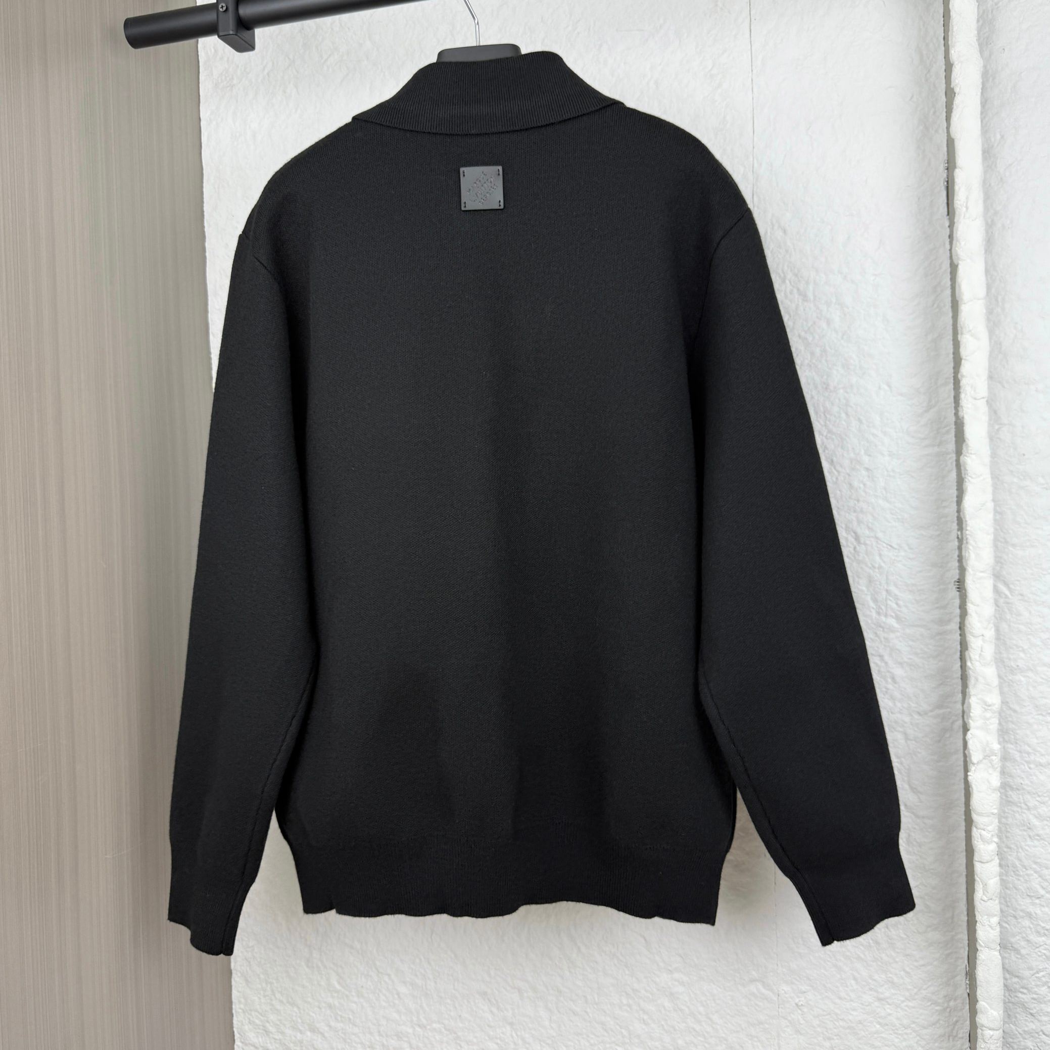 Louis Vuitton leather-detailed knit belted jacket（1AH350）