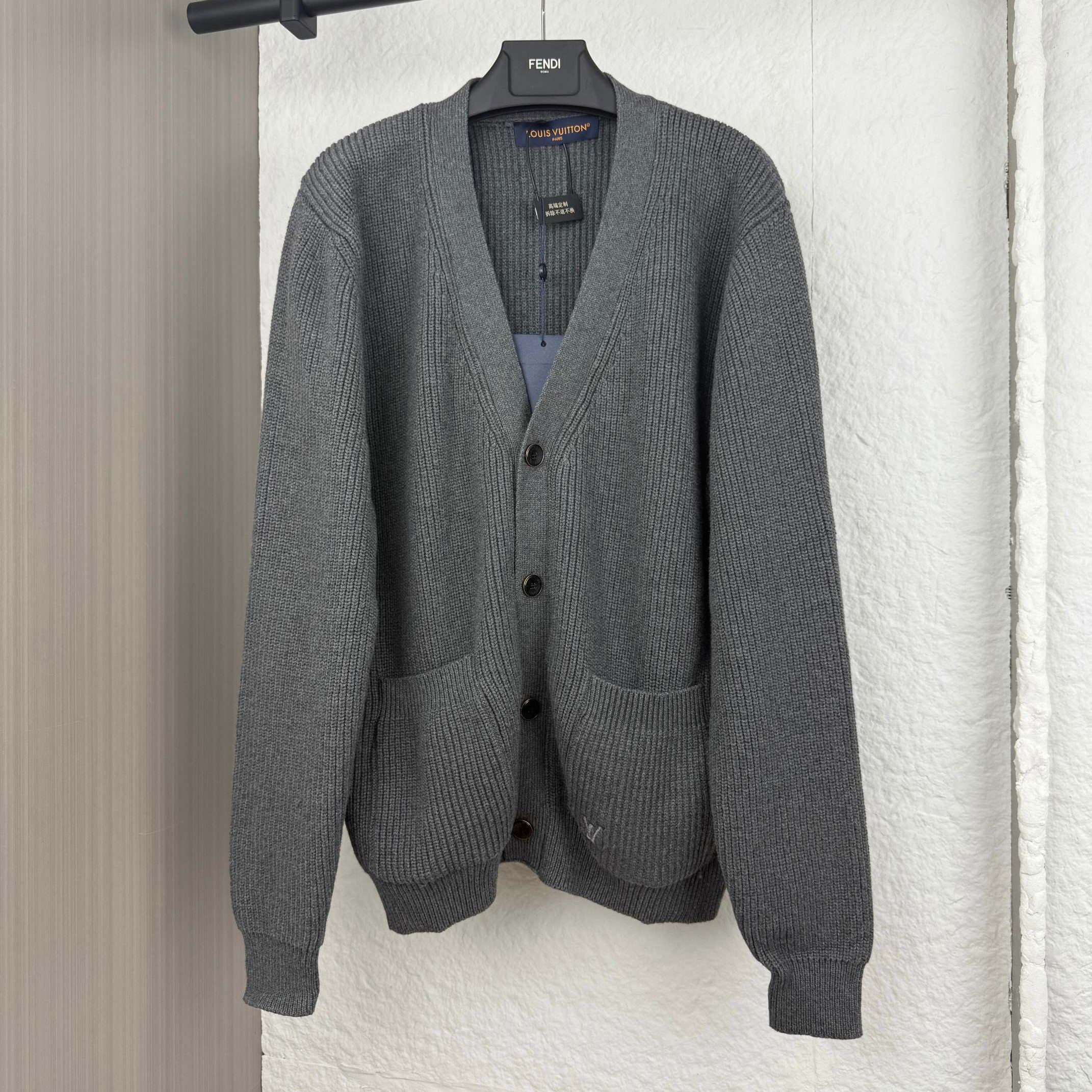 Louis Vuitton embroidered cashmere cardigan（1AIK14）