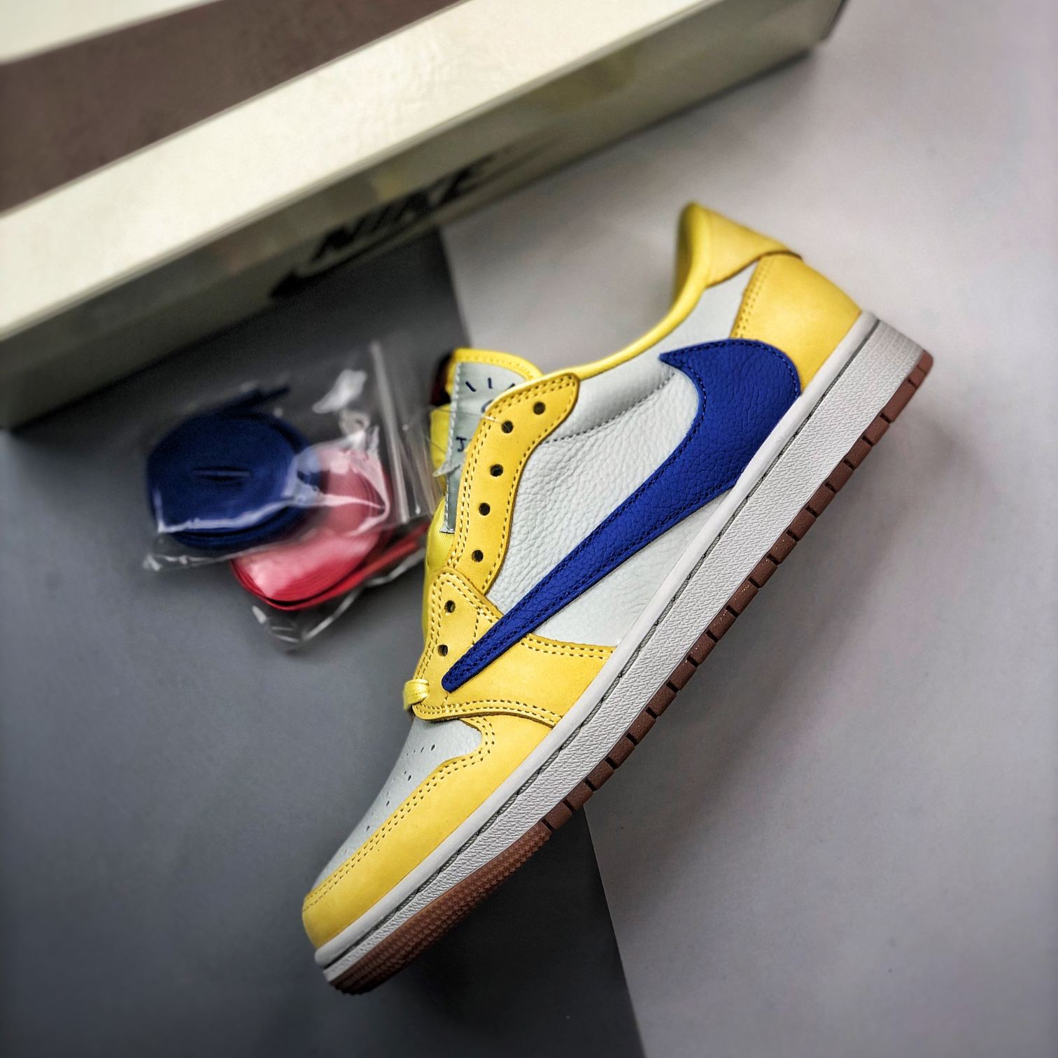 【SALE】Travis Scott × Nike WMNS Air Jordan 1 Low OG "Canary" (DZ4137-700 )
