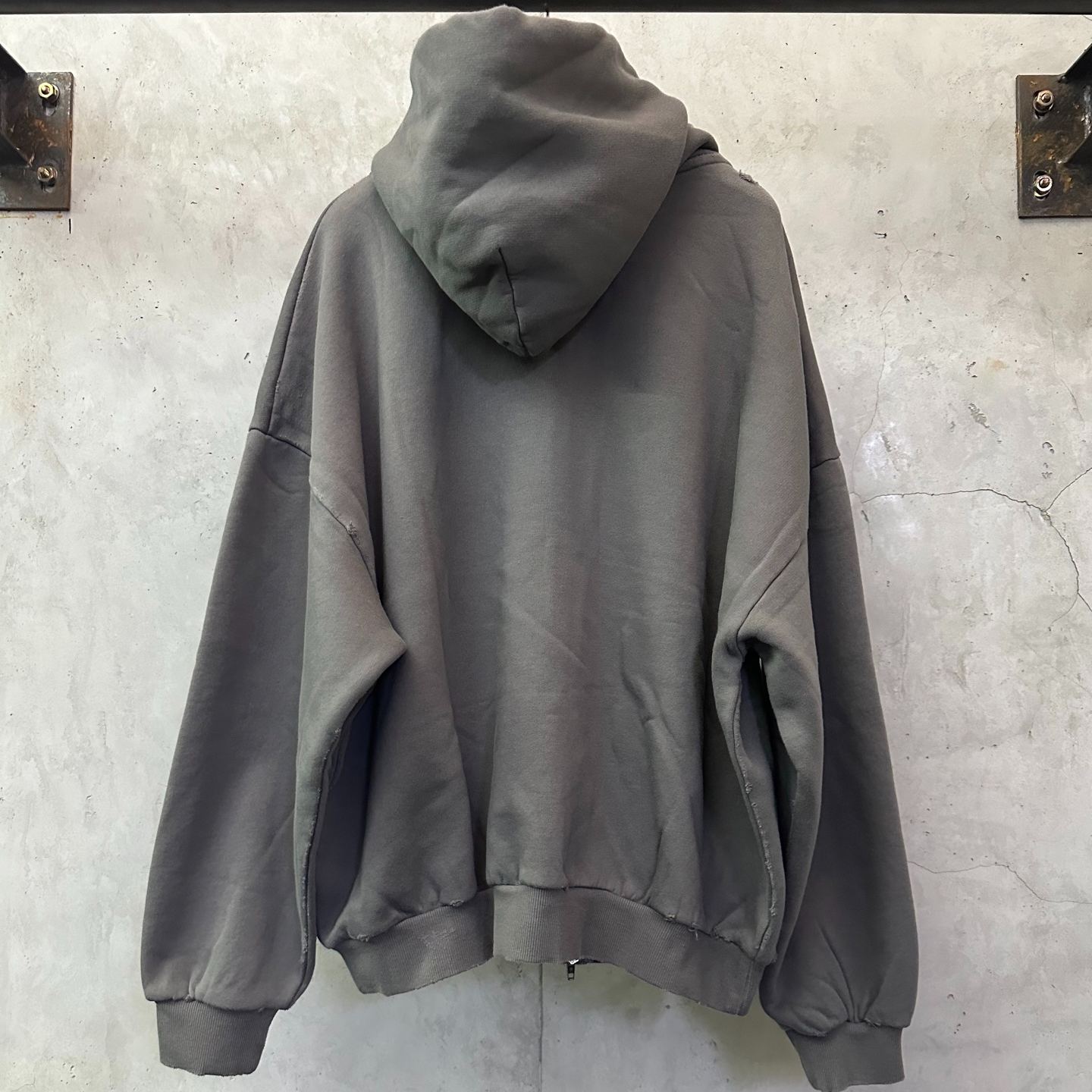 BALENCIAGA Human Being Shifted Zip-Up Hoodie (833382TSVB91441）
