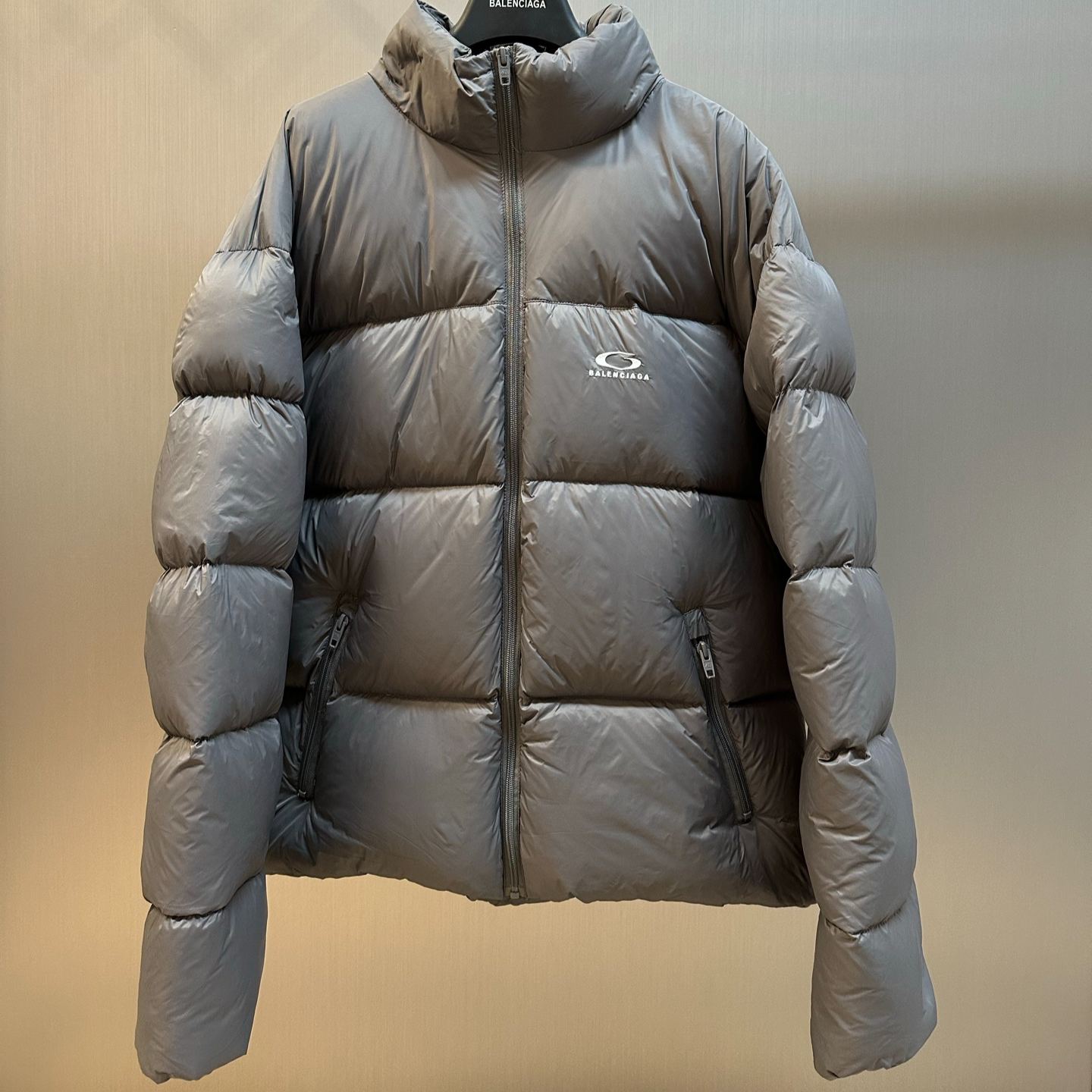 Balenciaga Men's Standard Puffer in Black (852049TNO121000）