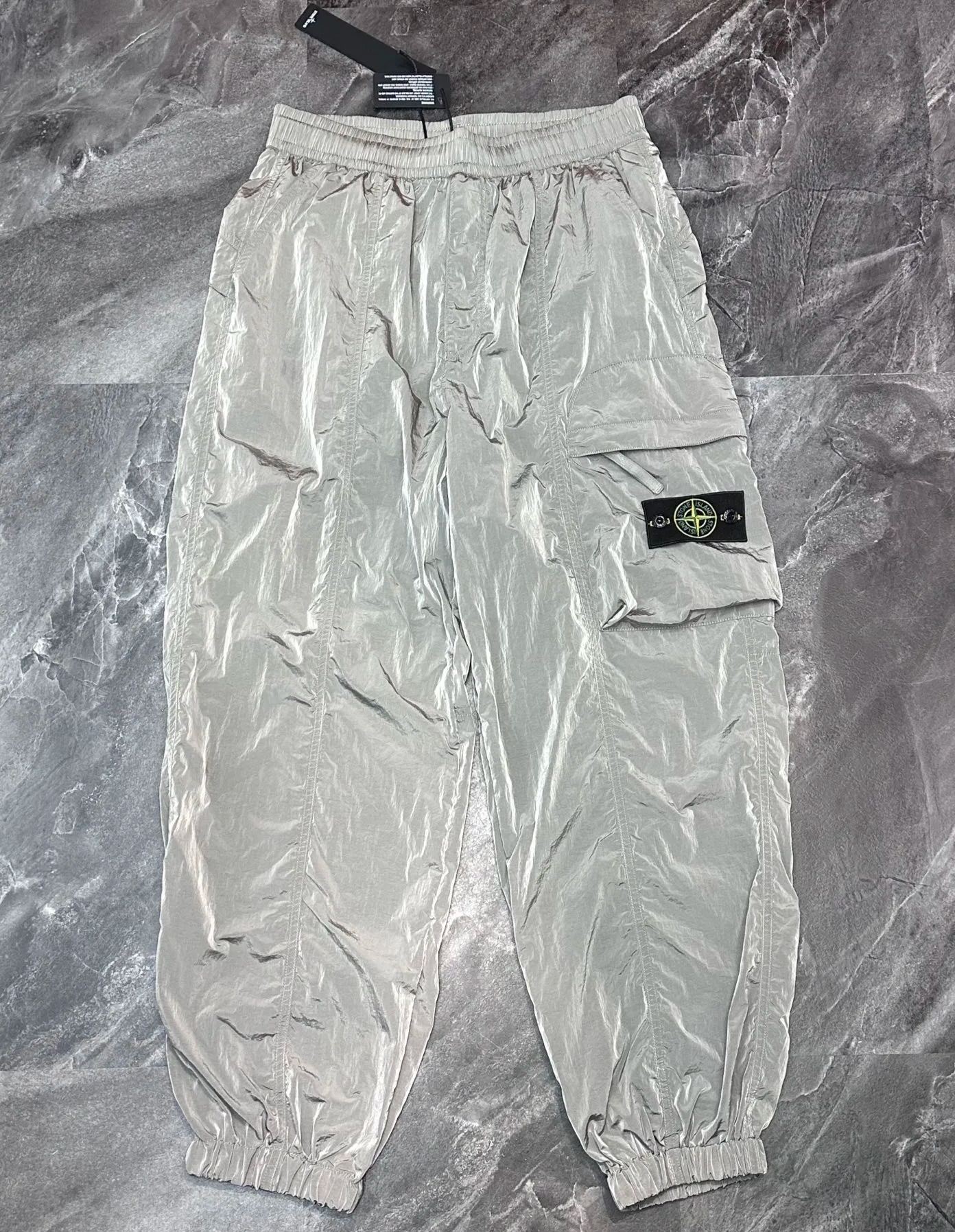 Stone Island Metal Nylon Large Pocket Sweatpants（ST2025124）