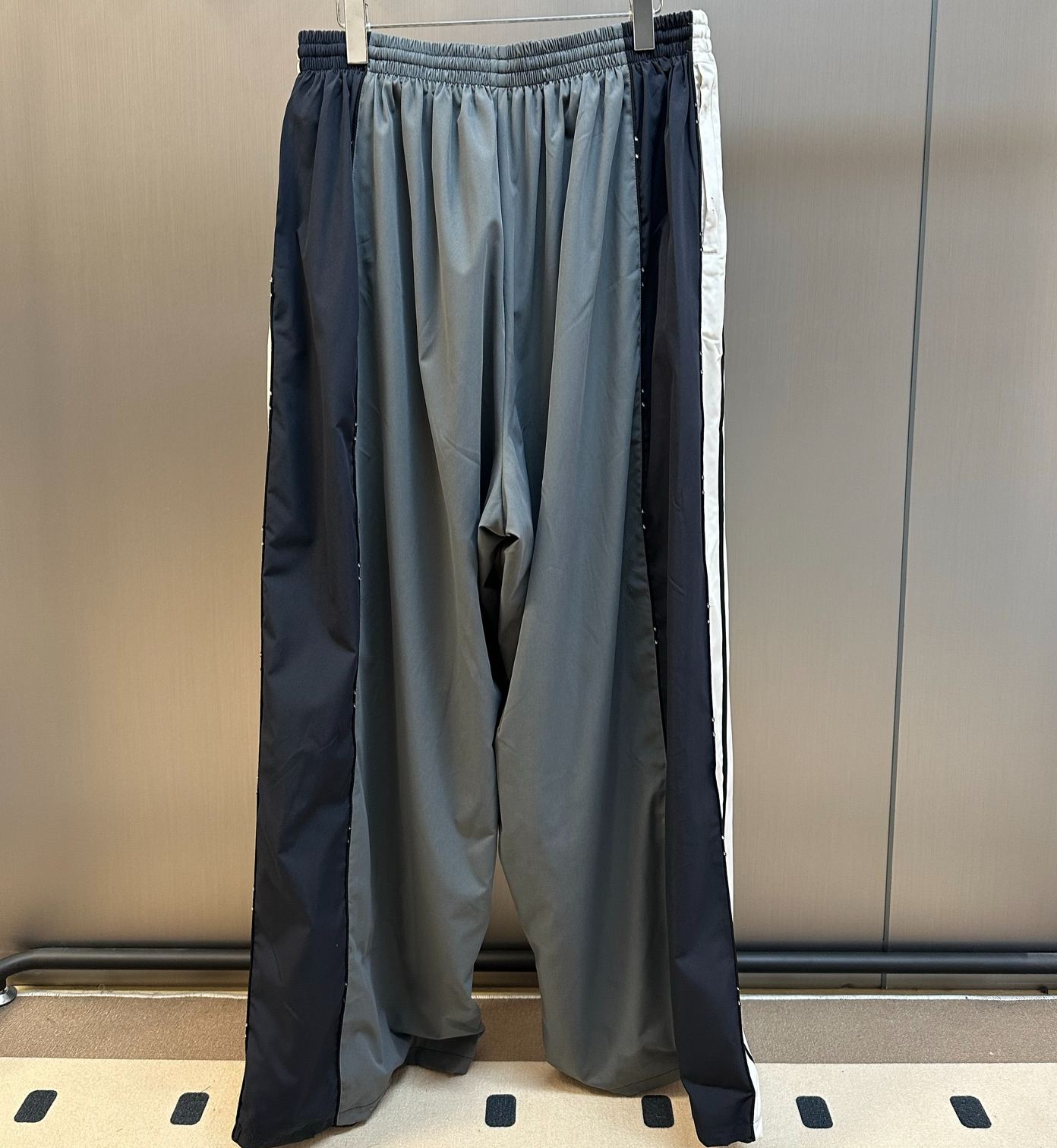 Balenciaga Men's 50/50 Tracksuit Pants in White/grey（831393TRO319000）